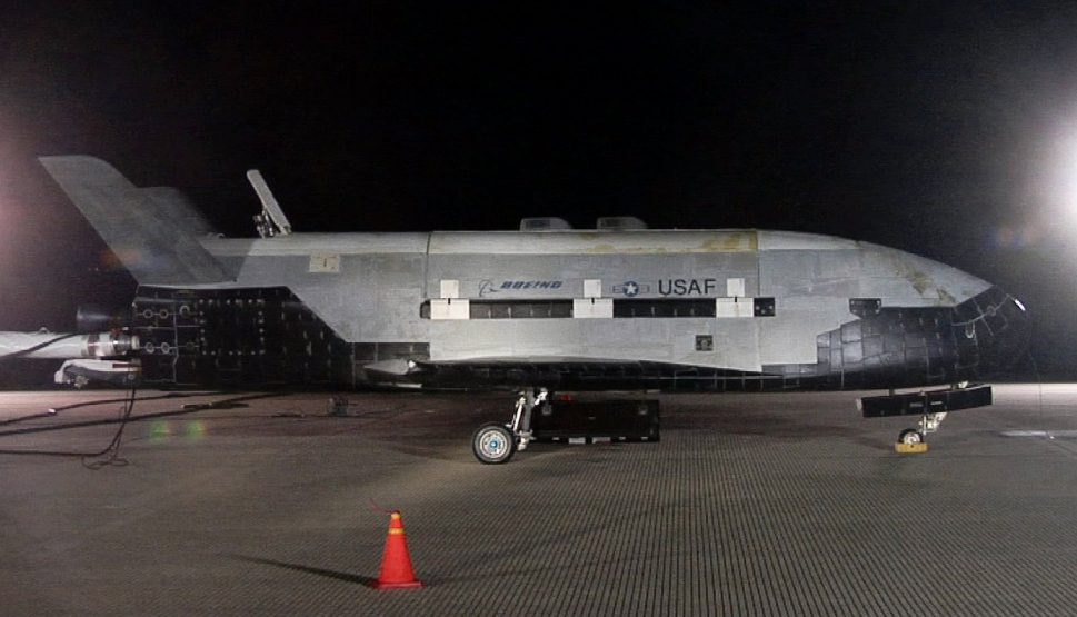 Boeing_X-37B_after_landing_at_Vandenberg_AFB%2C_3_December_2010.jpg