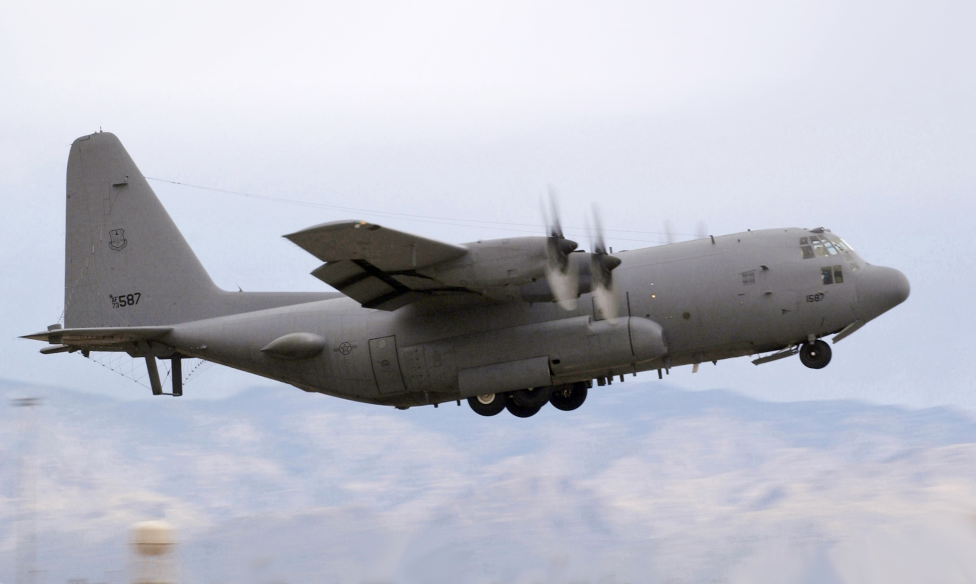 EC-130H_41st_EWS_taking_off_Davis-Monthan_AFB_%28cropped%29.jpg