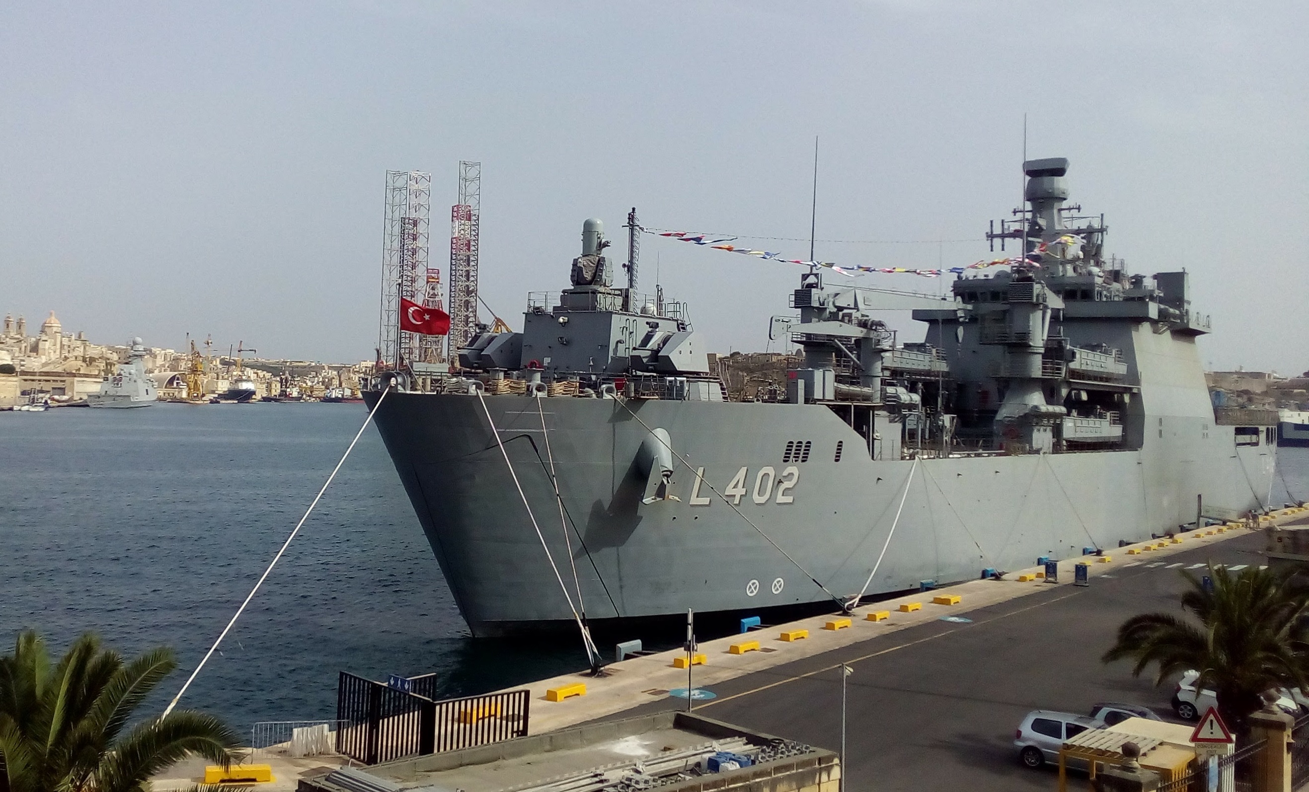 TCG_Bayraktar_%28L-403%29_in_Valletta_harbor.jpg