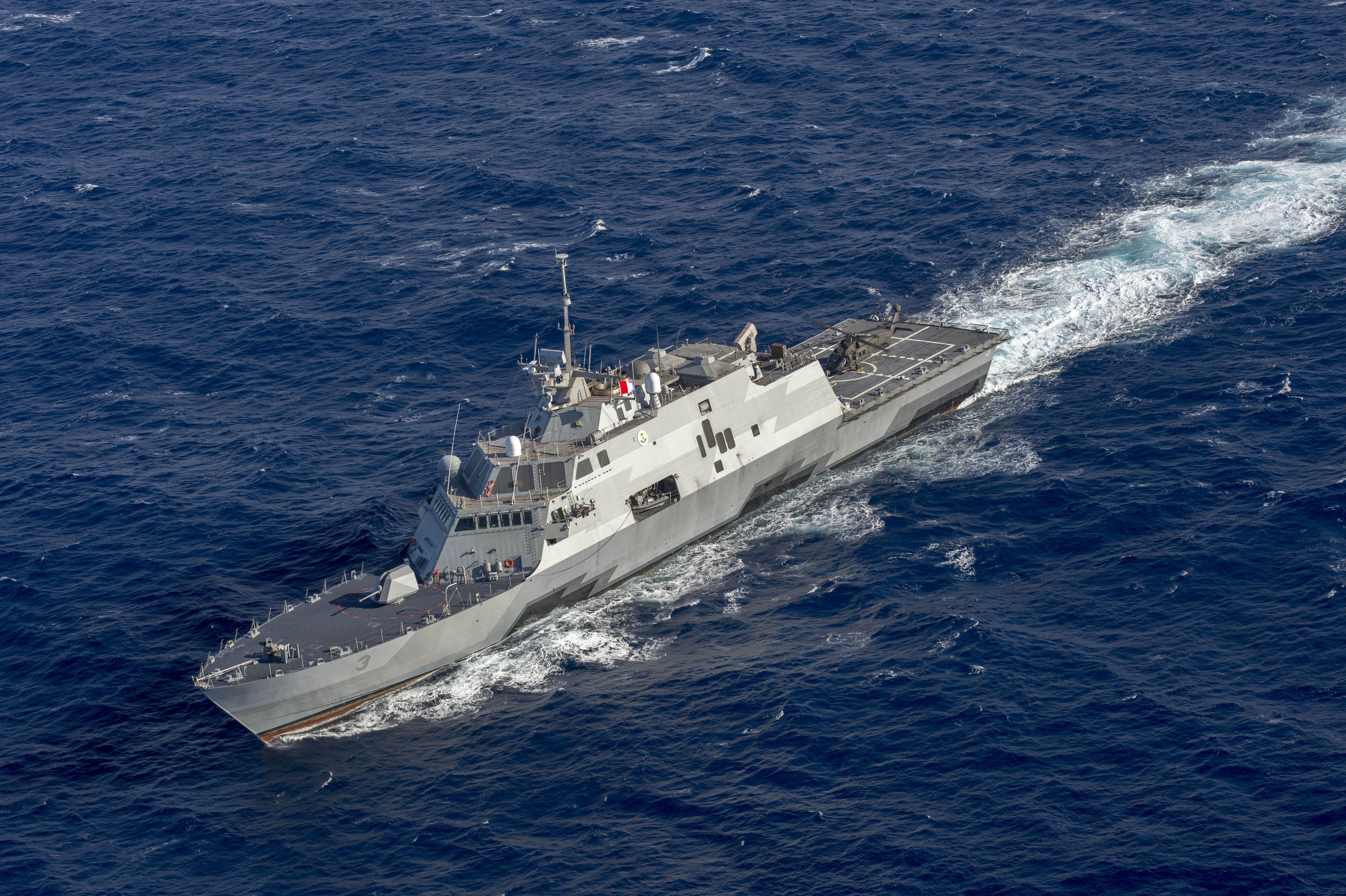 USS_Fort_Worth_(LCS-3)_at_sea_off_Hawaii_in_November_2014.JPG