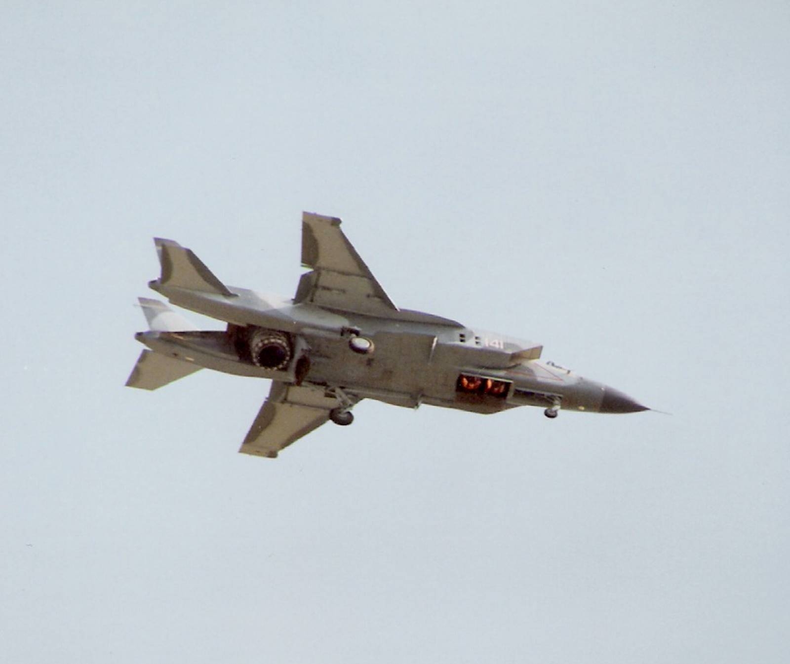 Yakovlev_Yak-141_at_1992_Farnborough_Airshow_%283%29.jpg