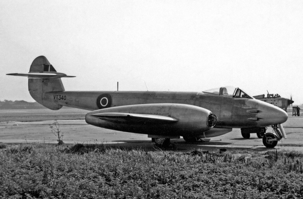 Gloster_Meteor_F.4_VT340_Fairey_Ringway_21.07.55_edited-2.jpg