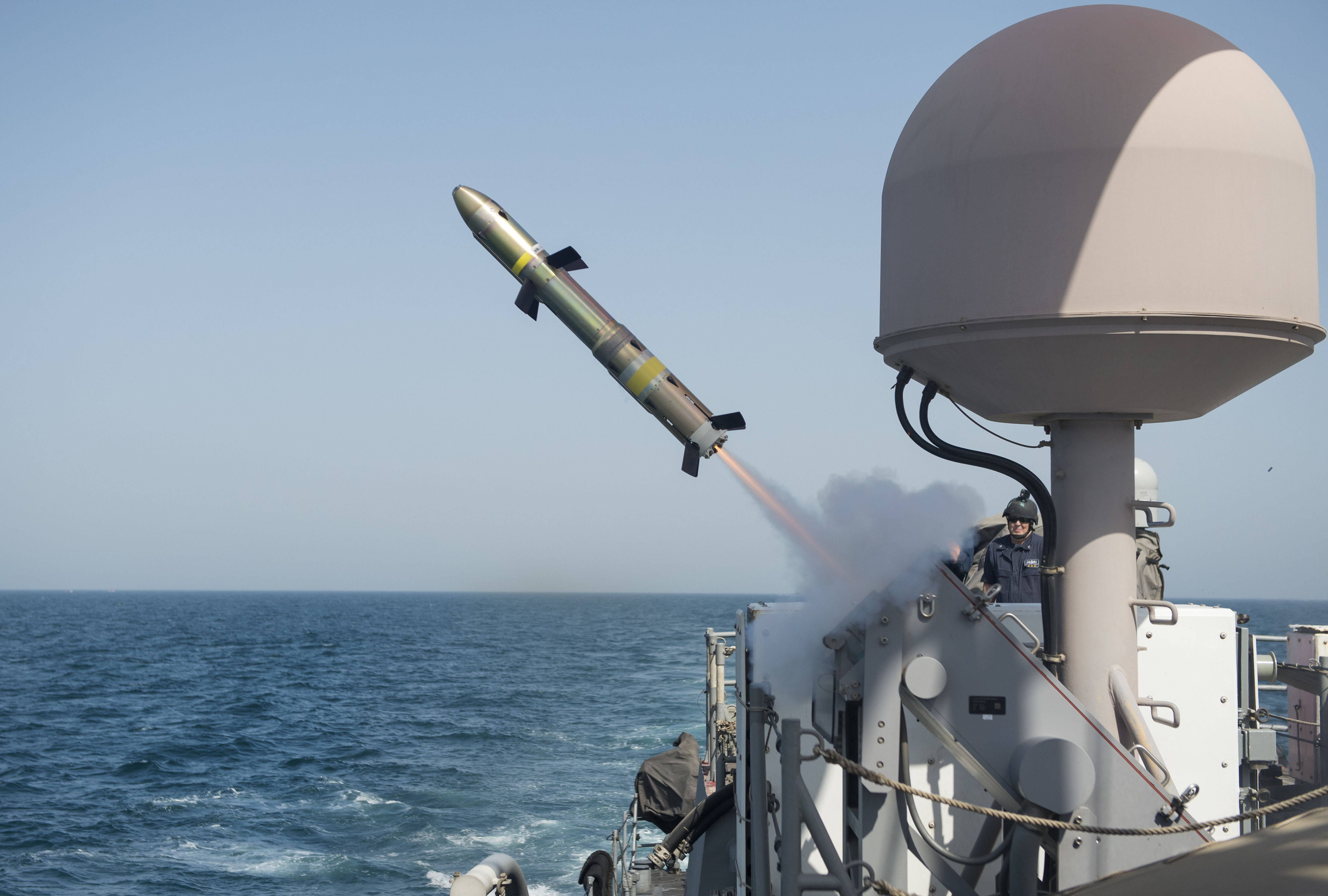 USS_Firebolt_%28PC-10%29_fires_a_BGM-176B_Griffin_missile_in_June_2015.JPG