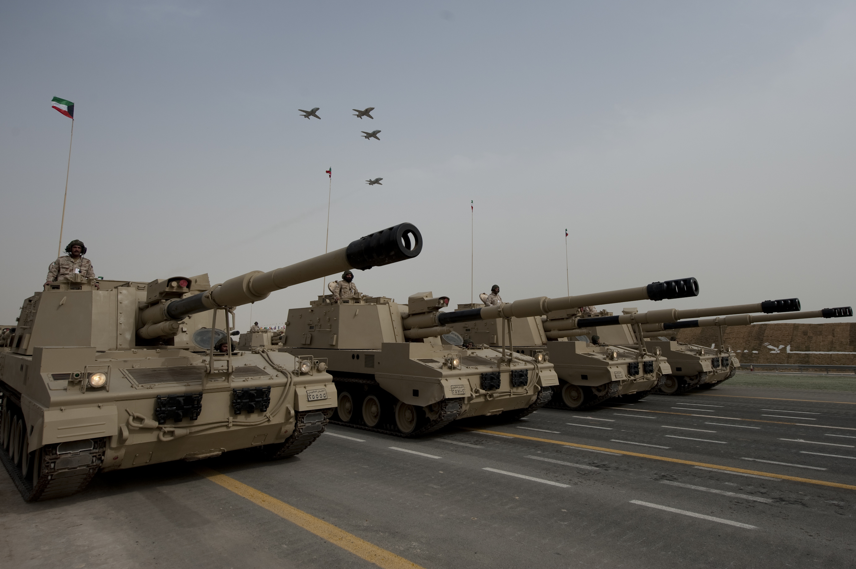 Kuwaiti_PLZ-45_Self-propelled_Guns_on_parade%2C_2011.jpg