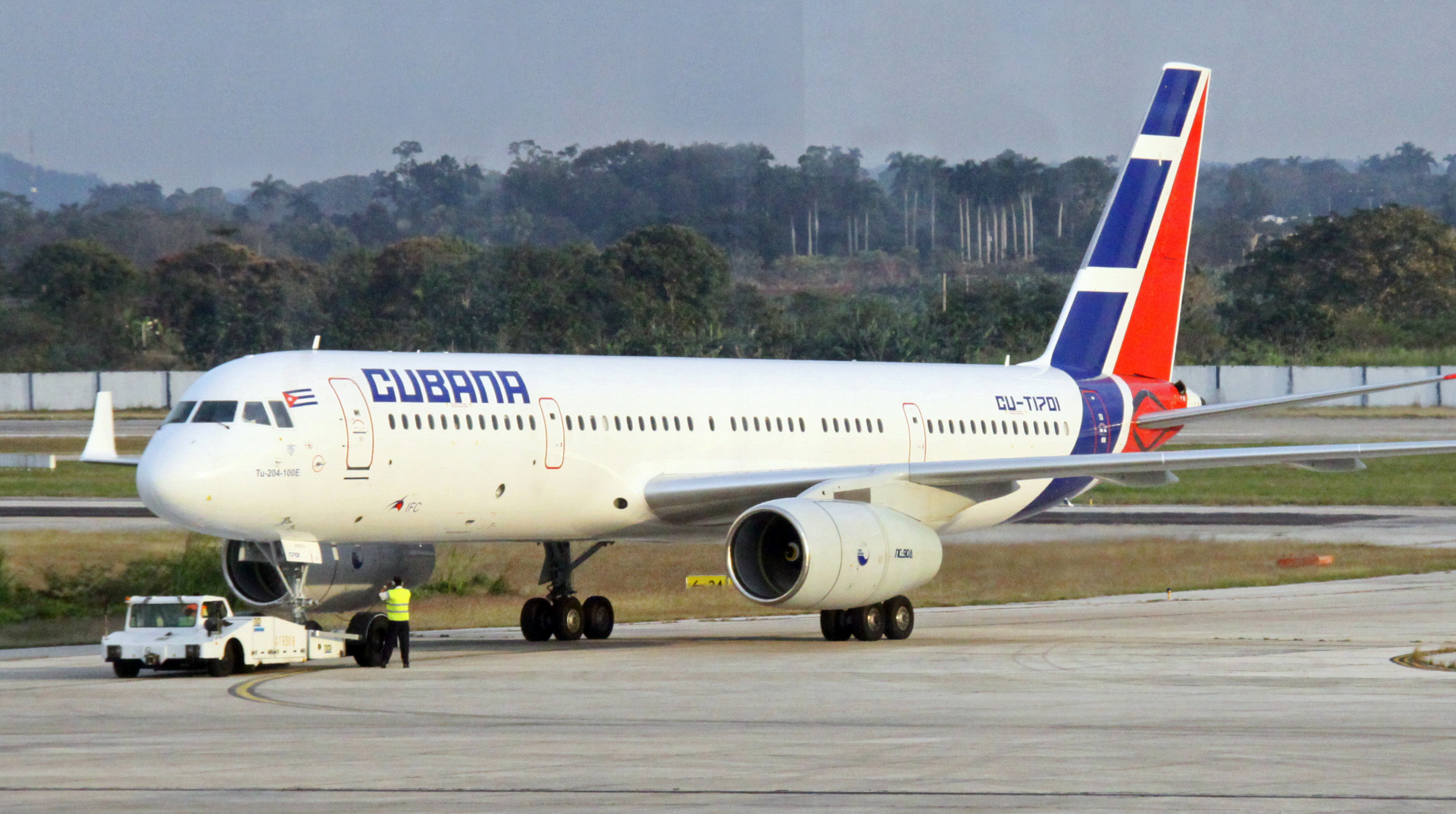 Cubana_Tupolev_Tu-204_2_%283203690888%29.jpg
