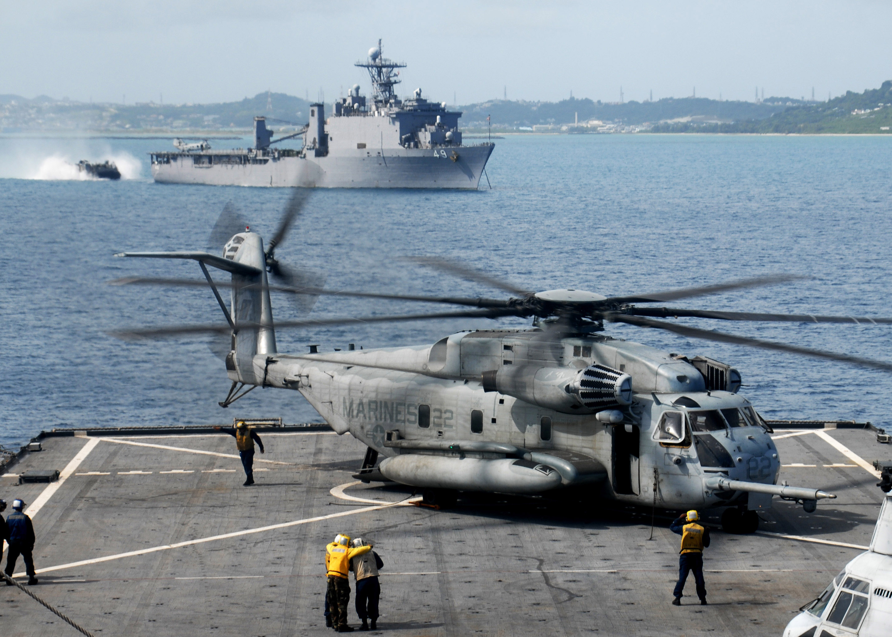 US_Navy_090930-N-6692A-072_Sailors_aboard_the_amphibious_dock_landing_ship_USS_Tortuga_%28LSD_46%29_tend_to_a_Marine_Corps_CH-53_Sea_Stallion_helicopter_during_flight_operations.jpg