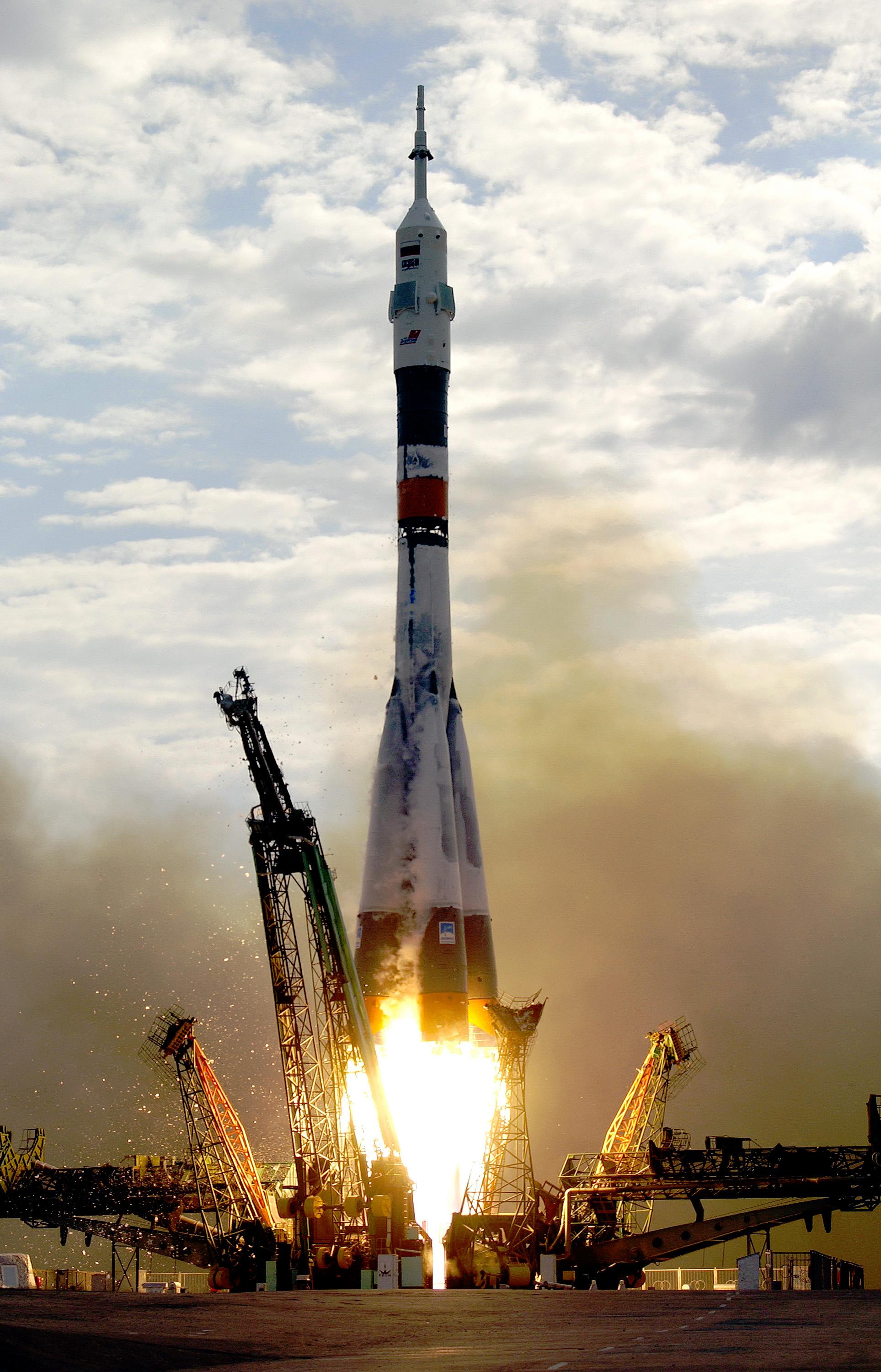Soyuz_TMA-2_launch.jpg