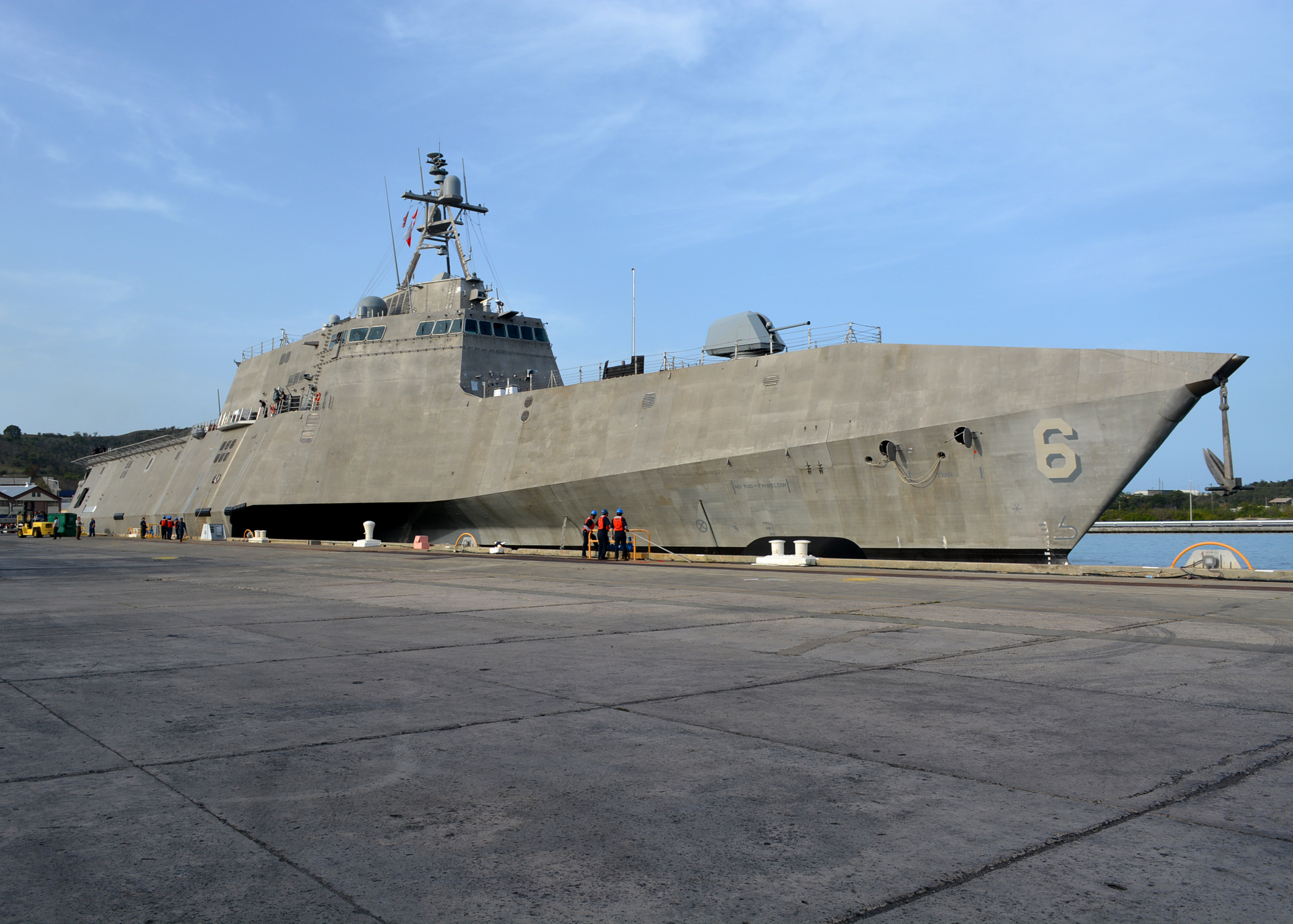 USS_Jackson_%28LCS-6%29_moors_at_Naval_Station_Guantanamo_Bay_on_4_September_2016.JPG