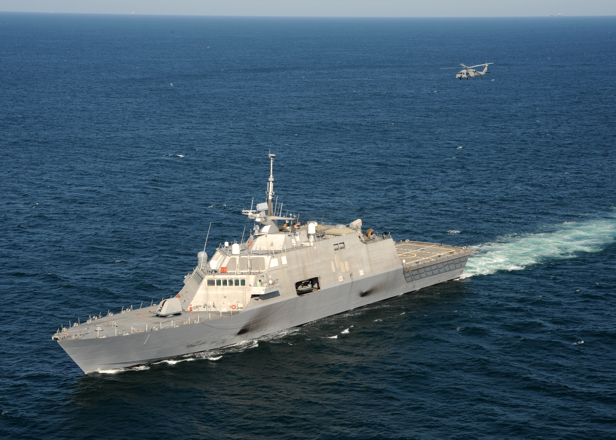 US_Navy_090928-N-7241L-232_The_littoral_combat_ship_USS_Freedom_%28LCS_1%29_conducts_flight_deck_certification_with_an_MH-60S_Sea_Hawk_helicopter_assigned_to_the_Sea_Knights_of_Helicopter_Sea_Combat_Squadron_%28HSC%29_22.jpg