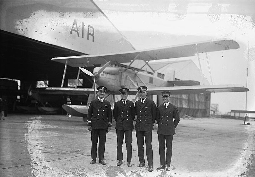 Curtiss_CS_with_naval_aviators_1924.jpg