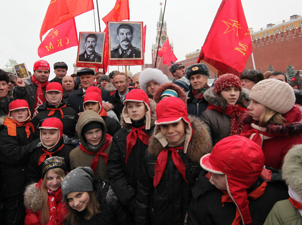 RIAN_archive_535278_Laying_flowers_and_wreaths_to_Iosif_Stalin%27s_grave_at_Kremlin_wall.jpg