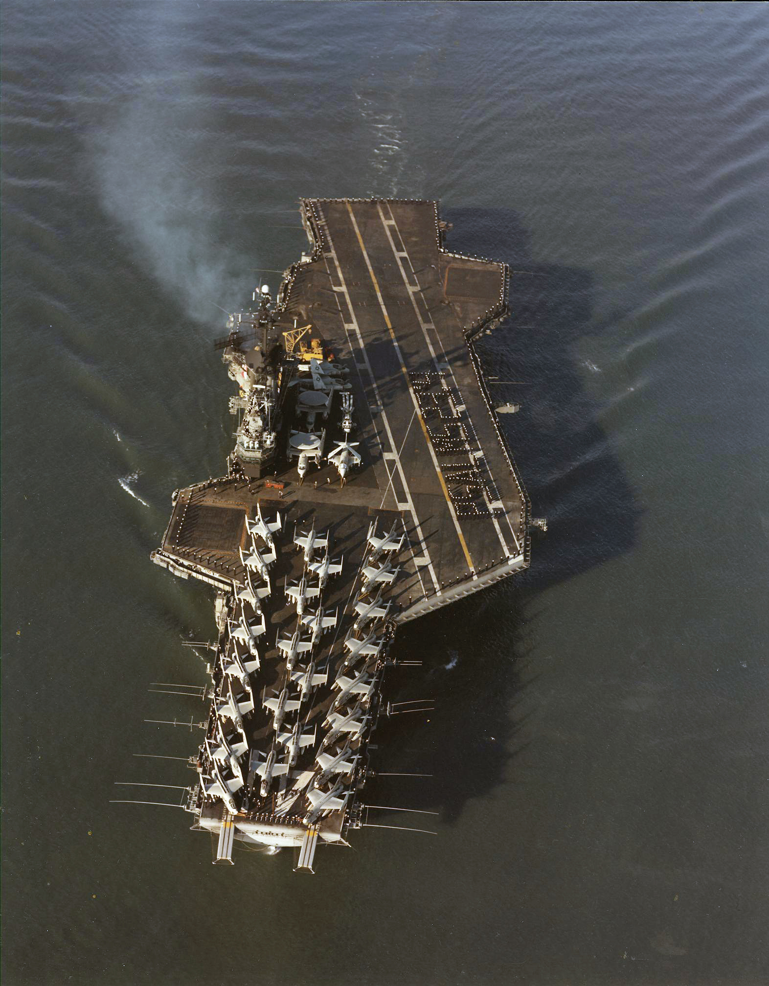 USS_Midway_%28CVA-41%29_overhead_view_in_April_1972.jpg
