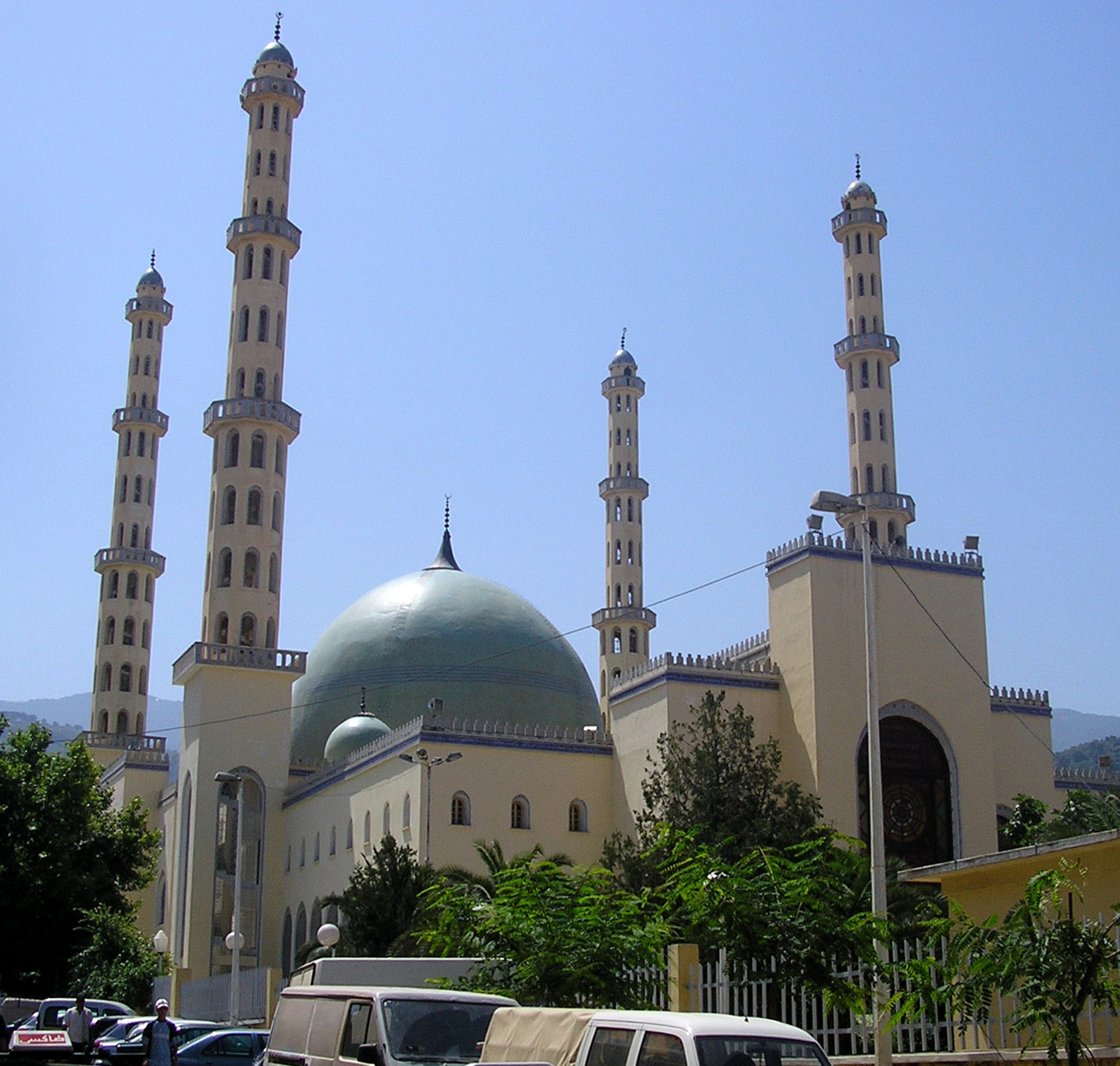 https://upload.wikimedia.org/wikipedia/commons/6/6d/Al-Kawthar_Mosque_in_Blida%2C_Algeria.jpg