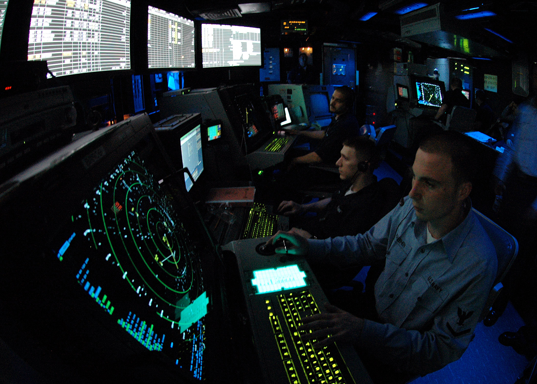 US_Navy_060505-N-9079D-025_Air_Traffic_Controller_3rd_Class_David_McKeehe_works_approach_controller_in_Carrier_Air_Traffic_Control_Center_%28CATTC%29.jpg