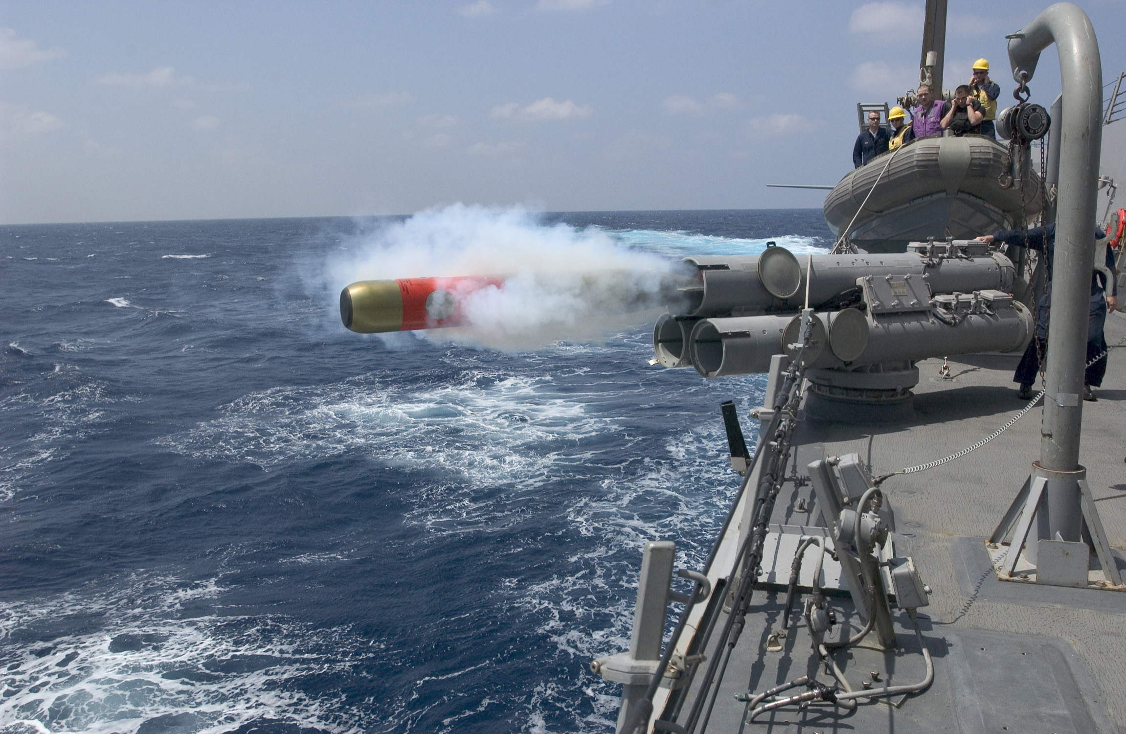 US_Navy_070412-N-9851B-007_A_MK-46_exercise_torpedo_is_launched_from_the_deck_of_Arleigh_Burke-class_guided-missile_destroyer_USS_Mustin_%28DDG_89%29_during_a_torpedo_launch_exercise.jpg
