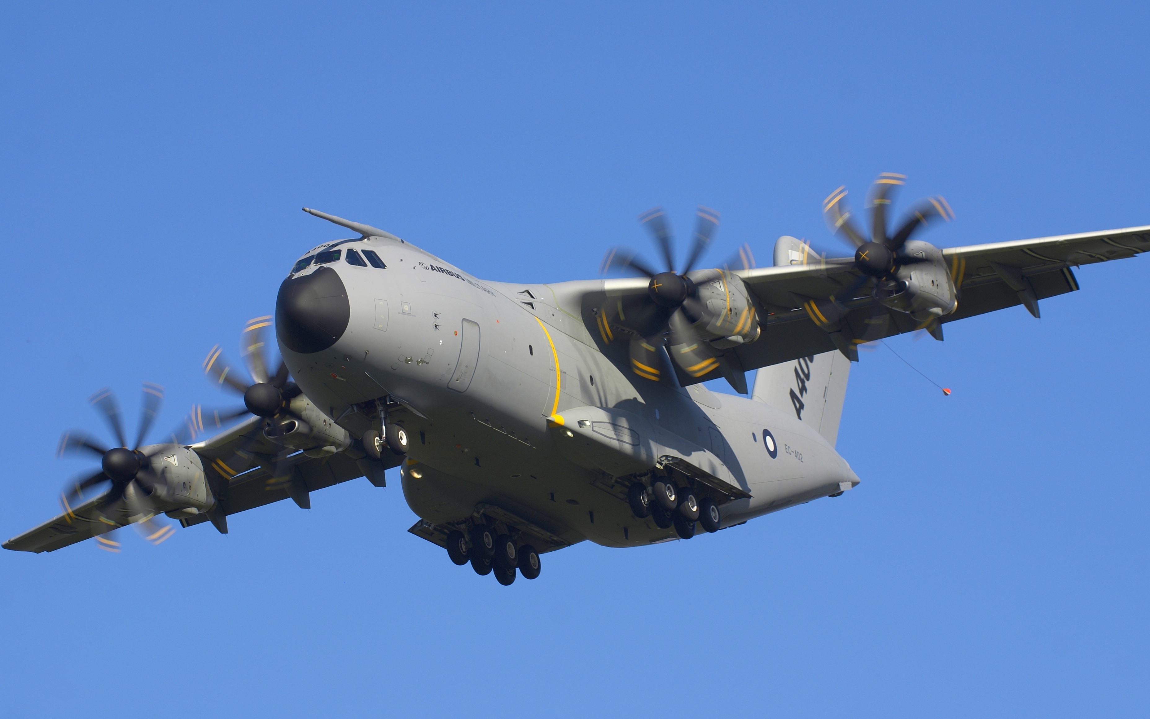 EC-402_-_A400M_-_Airbus_industrie_-_TLS_-_En_finale_sur_32L_-_04550-2.jpg