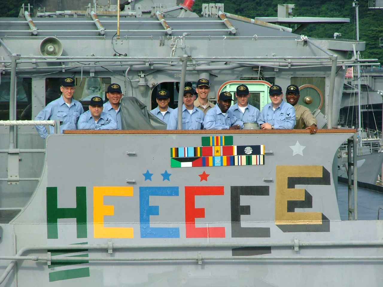 US_Navy_040712-N-0000X-001_Gold_Battle_E_aboard_USS_Chancellorsville_%28CG_62%29.jpg