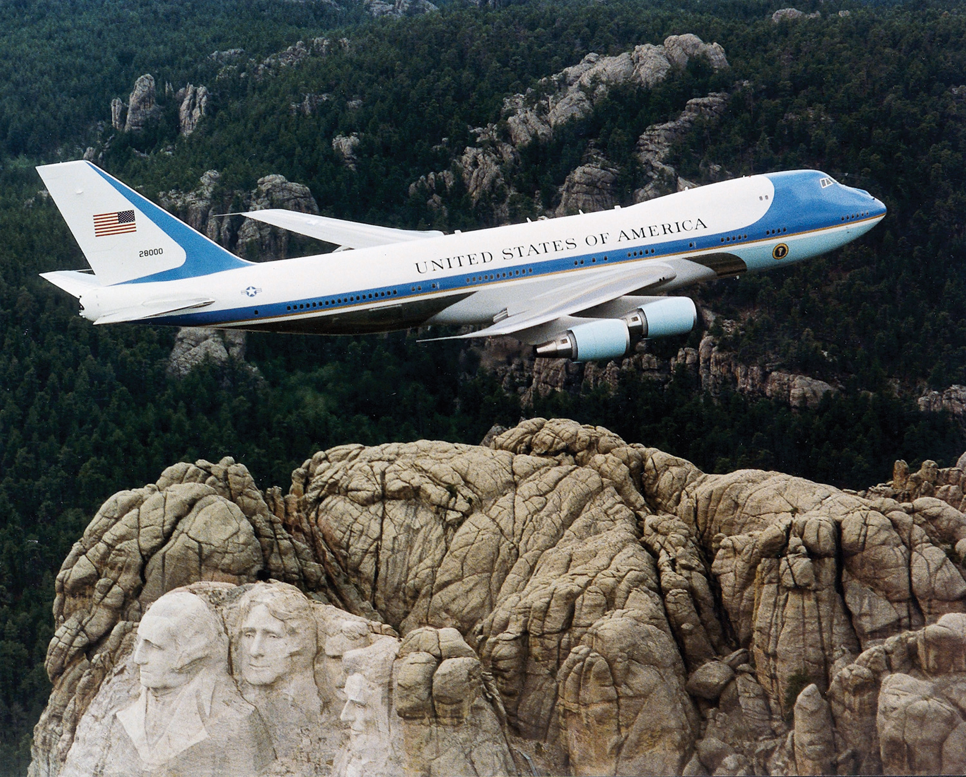 Air_Force_One_over_Mt._Rushmore.jpg