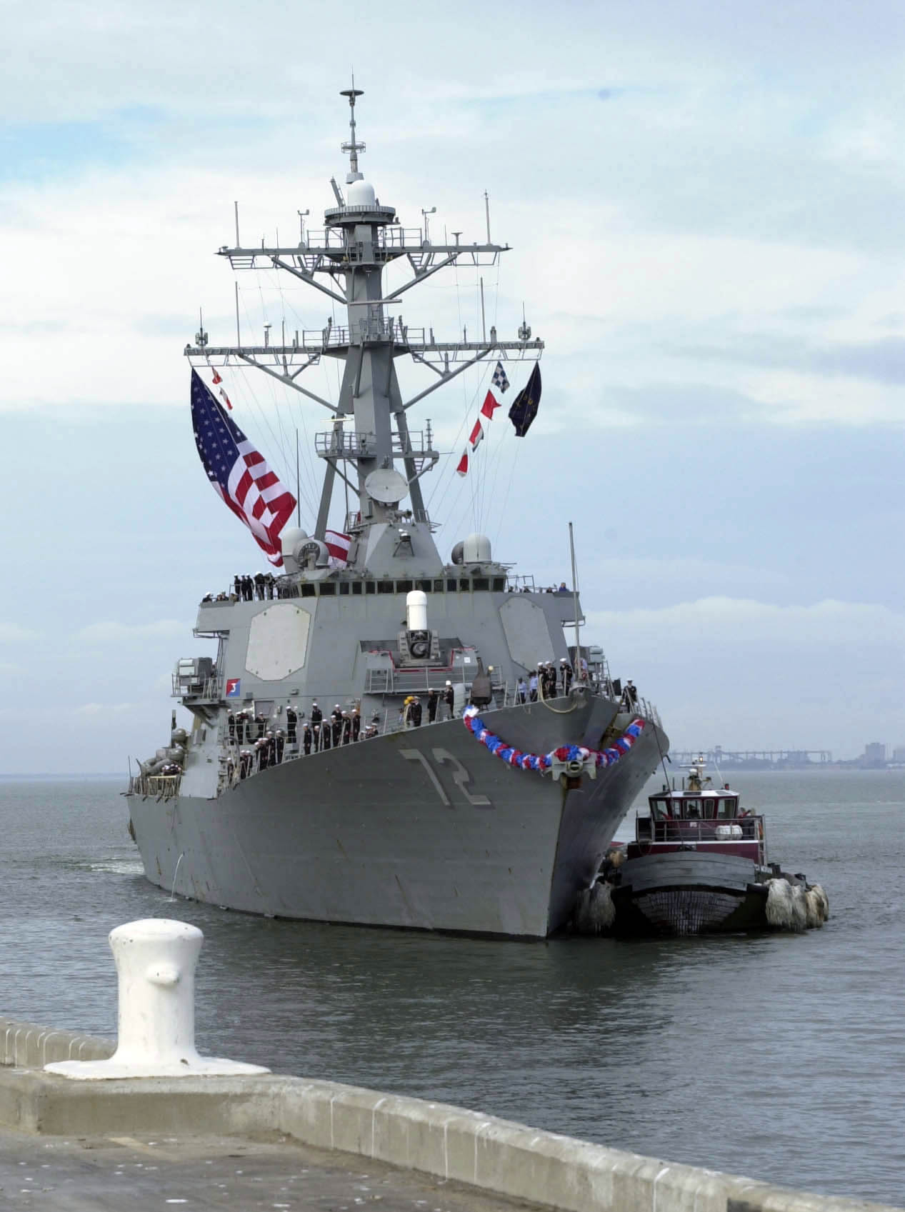 US_Navy_051115-N-6764G-002_The_guided_missile_destroyer_USS_Mahan_%28DDG_72%29_returns_to_Naval_Station_Norfolk%2C_Va.%2C_following_a_regularly_scheduled_six-month_deployment_in_support_of_the_Global_War_on_Terrorism.jpg