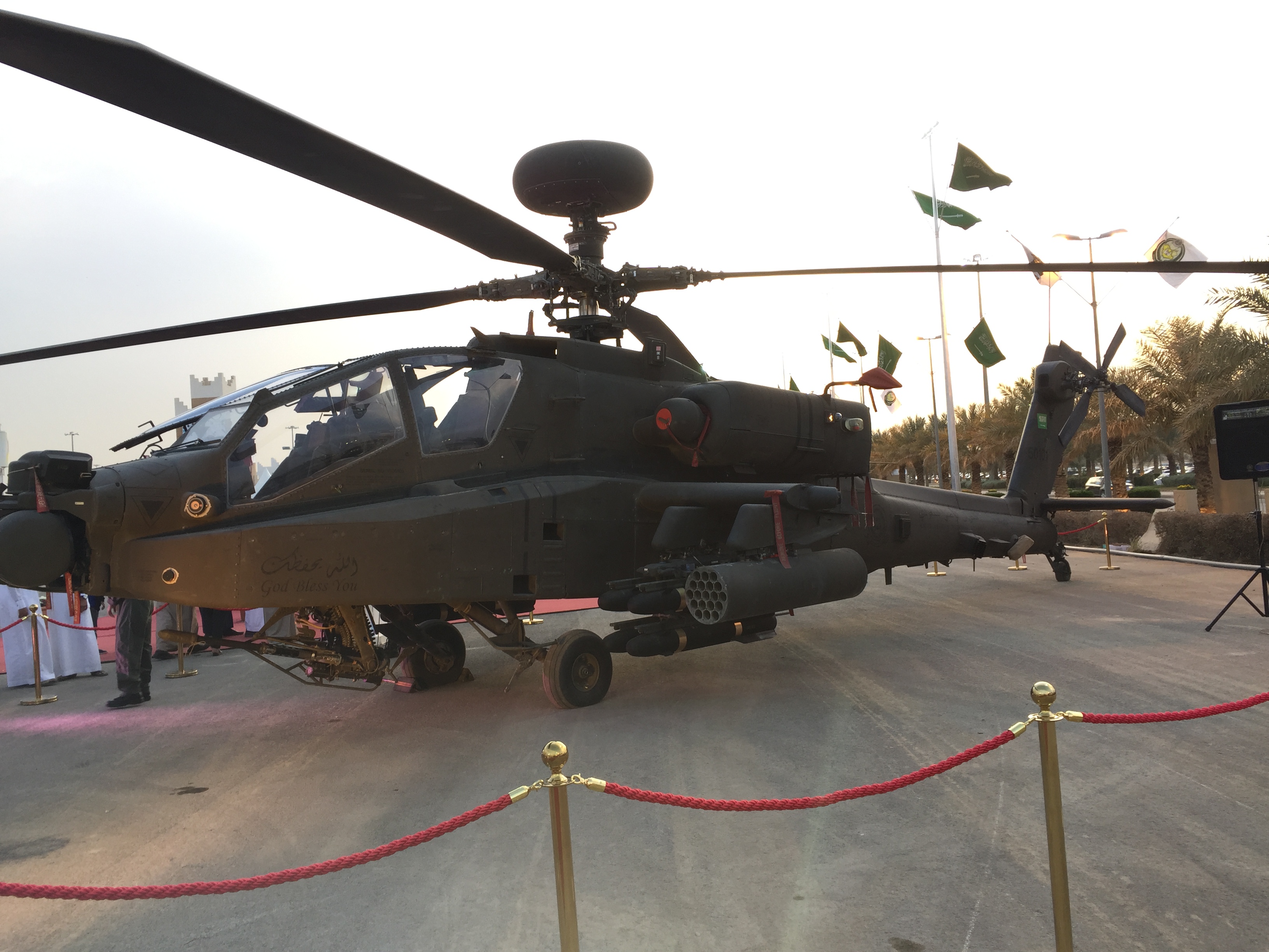 8-_Saudi_Arabian_National_Guard_AH-64_Apache_%28My_Trip_To_Al-Jenadriyah_32%29.jpg