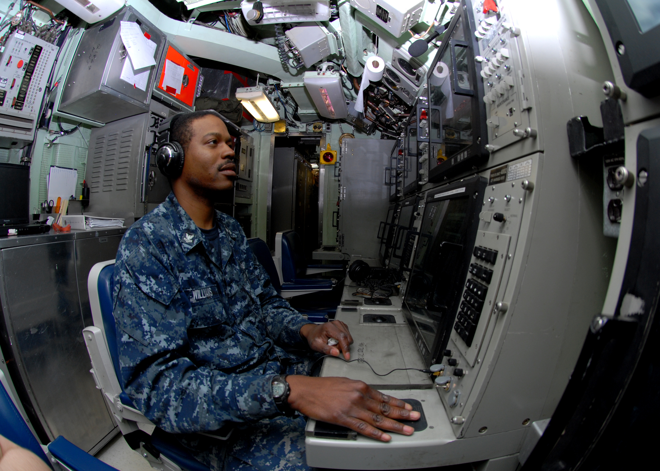 US_Navy_100414-N-7179M-034_Sonar_Technician_%28Submarines%29_2nd_Class_Harlie_Williams_III%2C_takes_sonar_readings_aboard_the_Los_Angeles-class_attack_submarine_USS_Newport_News_%28SSN_750%29.jpg