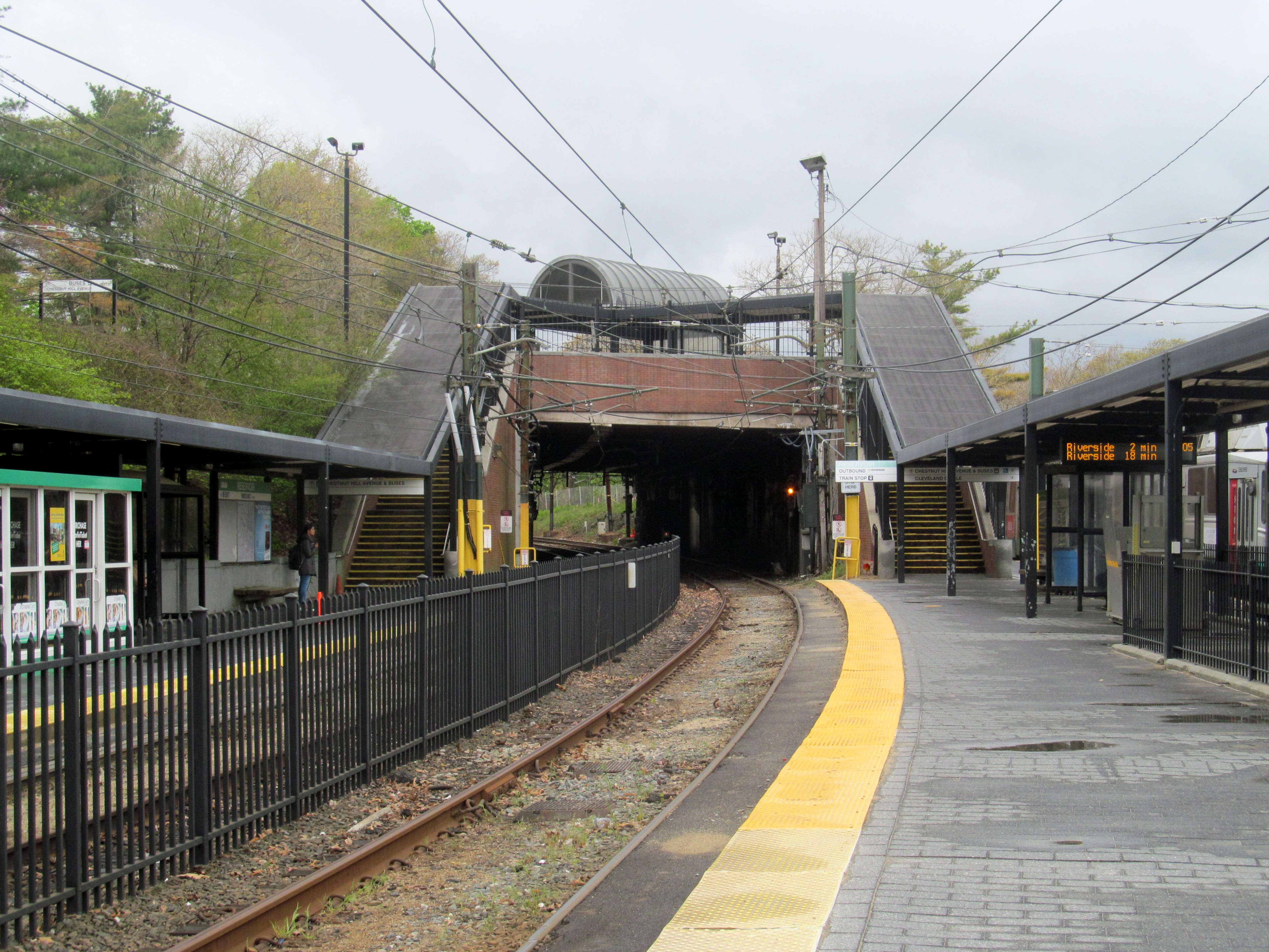 File:Reservoir station facing outbound, May 2016.JPG - Wikimedia Commons