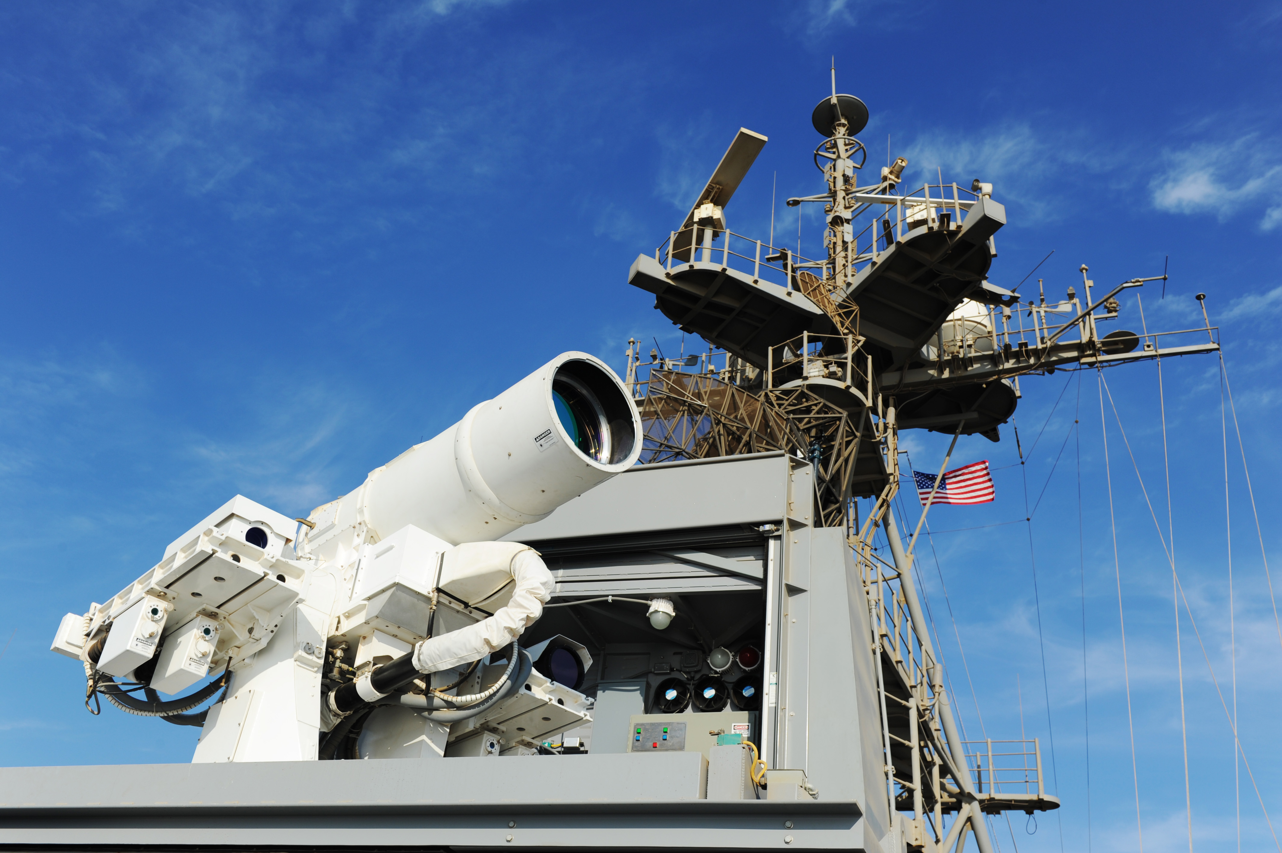 Laser_Weapon_System_aboard_USS_Ponce_(AFSB(I)-15)_in_November_2014_(02).JPG