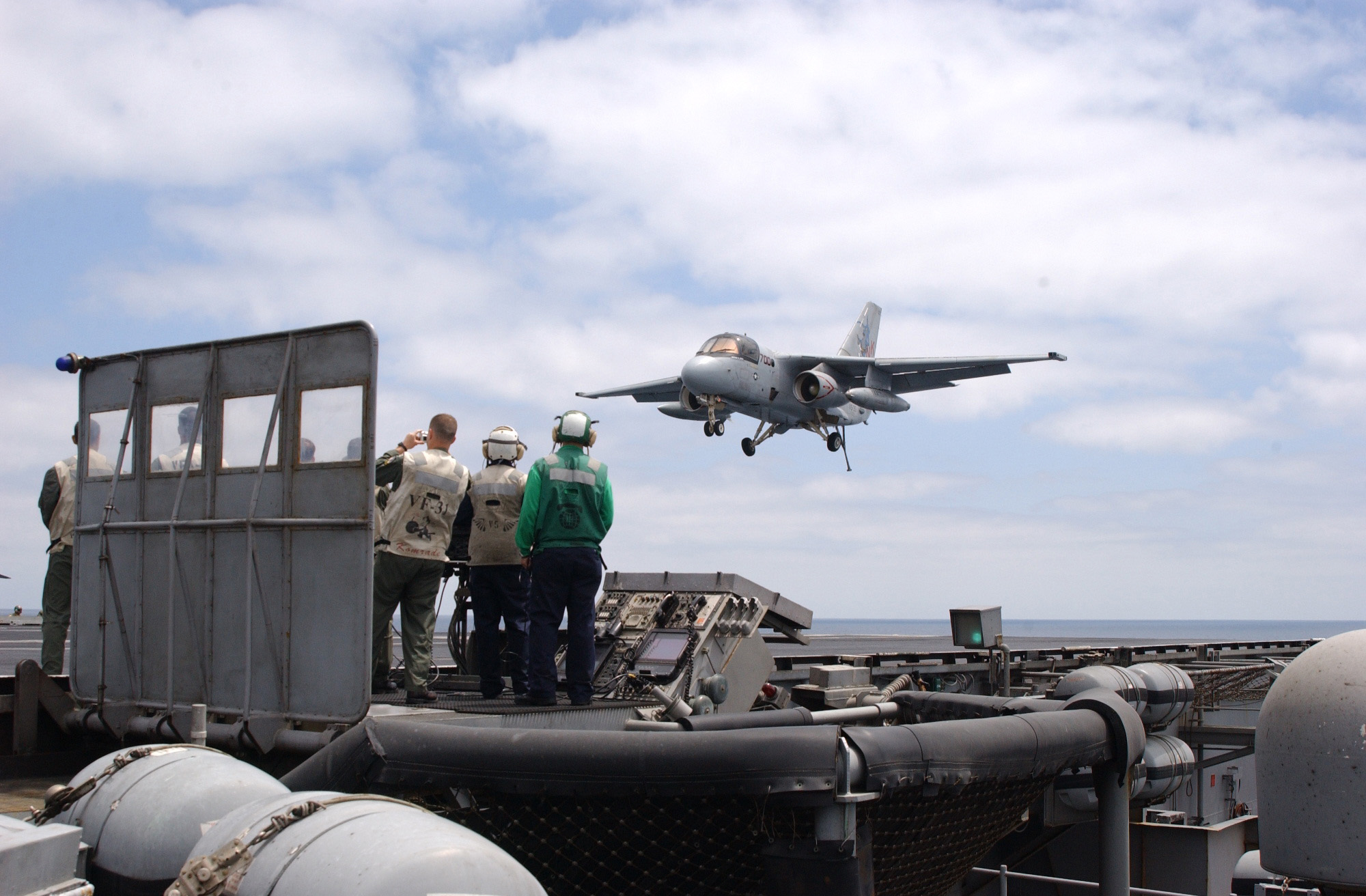 US_Navy_030501-N-6020P-017_President_George_W._Bush_successfully_traps_aboard_the_USS_Abraham_Lincoln_%28CVN_72%29.jpg
