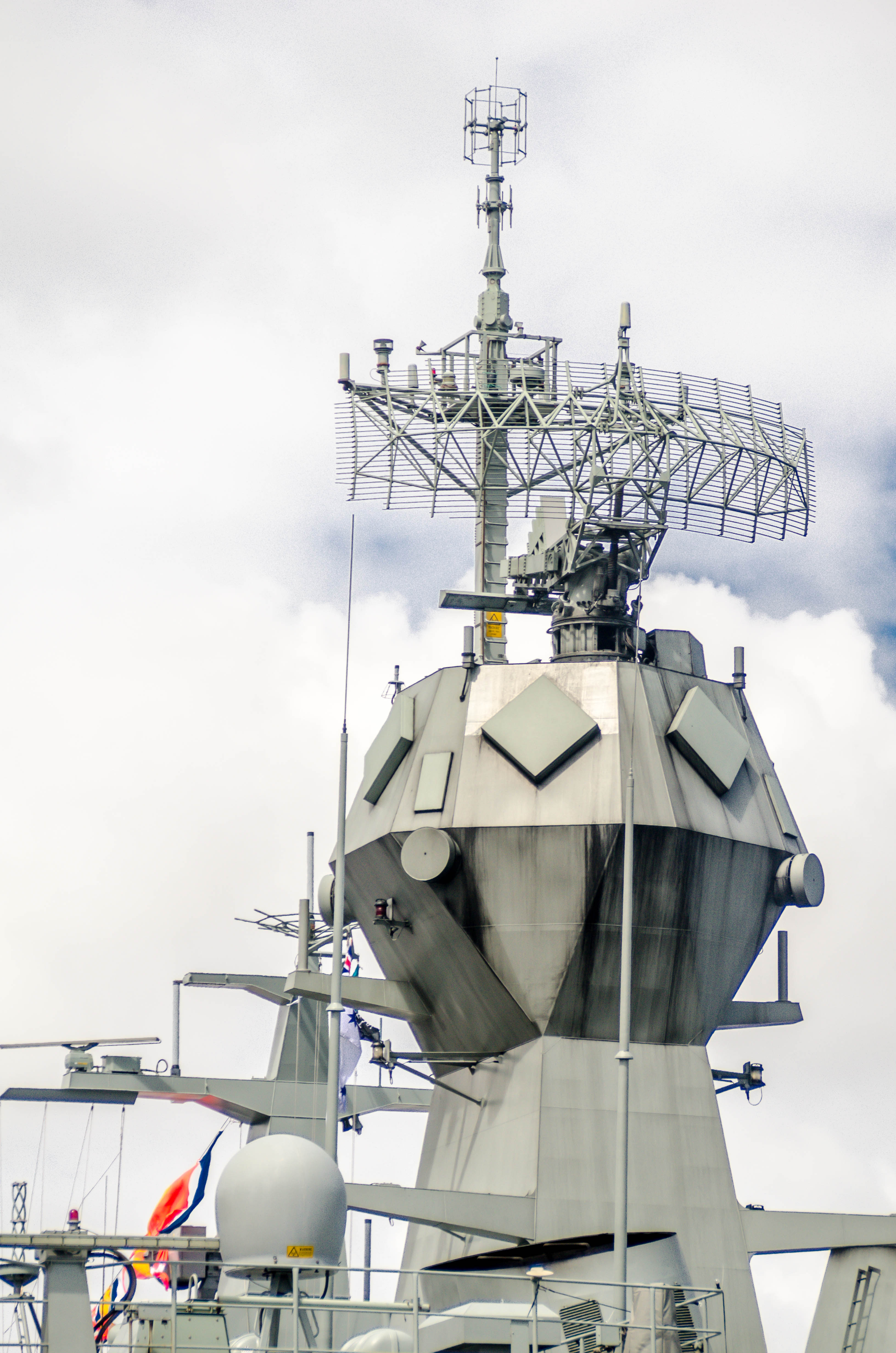 HMAS_Perth_%28FFH_157%29_CEAFAR_phased_array_radars.jpg
