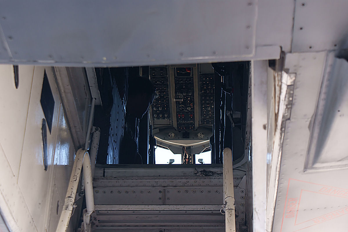 Rockwell_B-1B_Lancer_into_cockpit_MacDill_AirFest_5Oct2011_%2814512971180%29.jpg