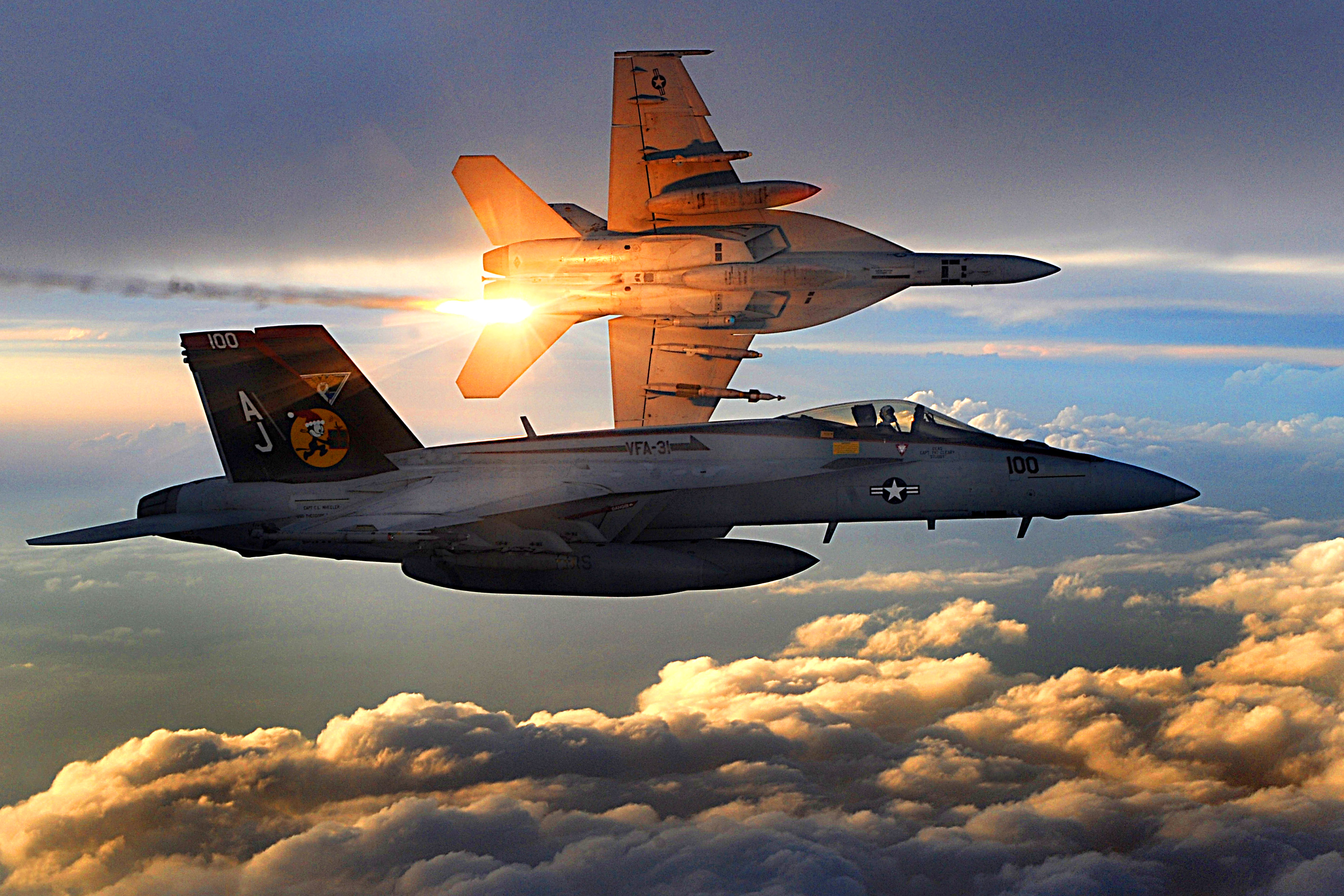 FA-18_Super_Hornets_of_Strike_Fighter_Squadron_31_fly_patrol,_Afghanistan,_December_15,_2008.jpg