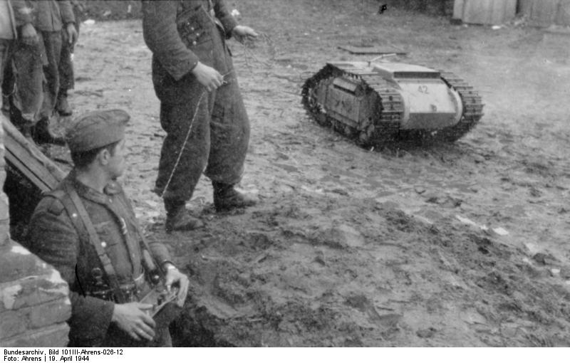 Bundesarchiv_Bild_101III-Ahrens-026-12%2C_Russland%2C_Sprengpanzer_%22Goliath%22.jpg