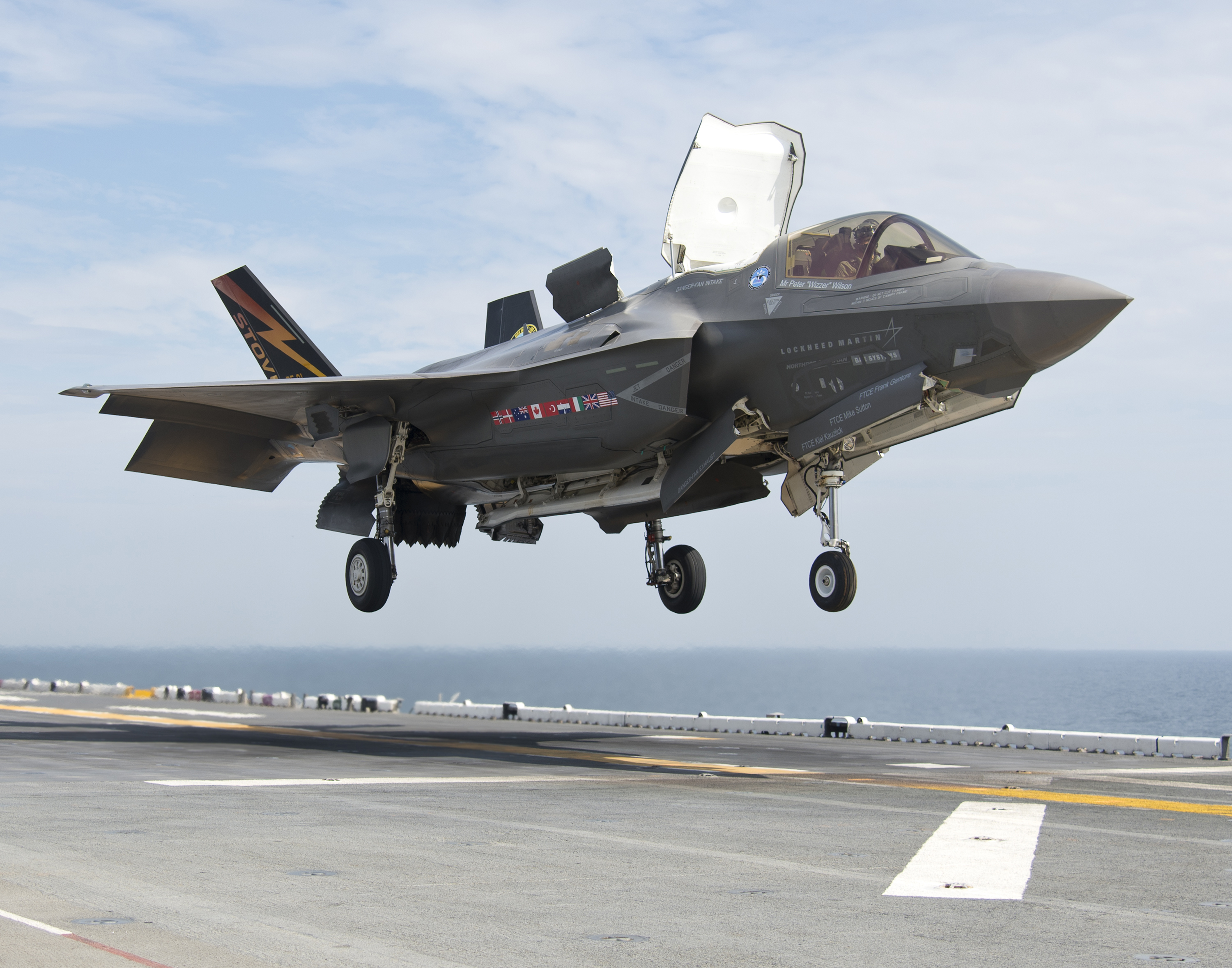 An_F-35B_Lightning_II_aircraft_lands_aboard_the_amphibious_assault_ship_USS_Wasp_(LHD_1).jpg