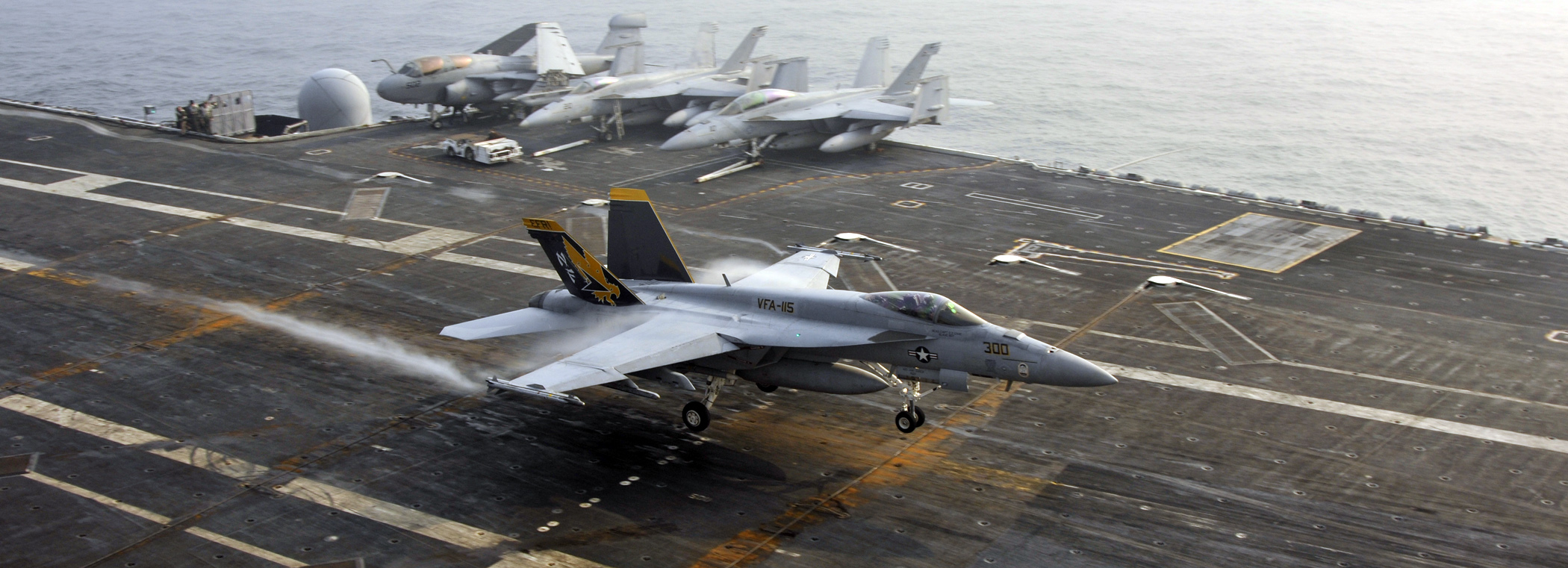 US_Navy_101130-N-7103C-084_An_F-A-18E_Super_Hornet_assigned_to_the_Eagles_of_Strike_Fighter_Squadron_%28VFA%29_115_lands_aboard_the_aircraft_carrier_US.jpg