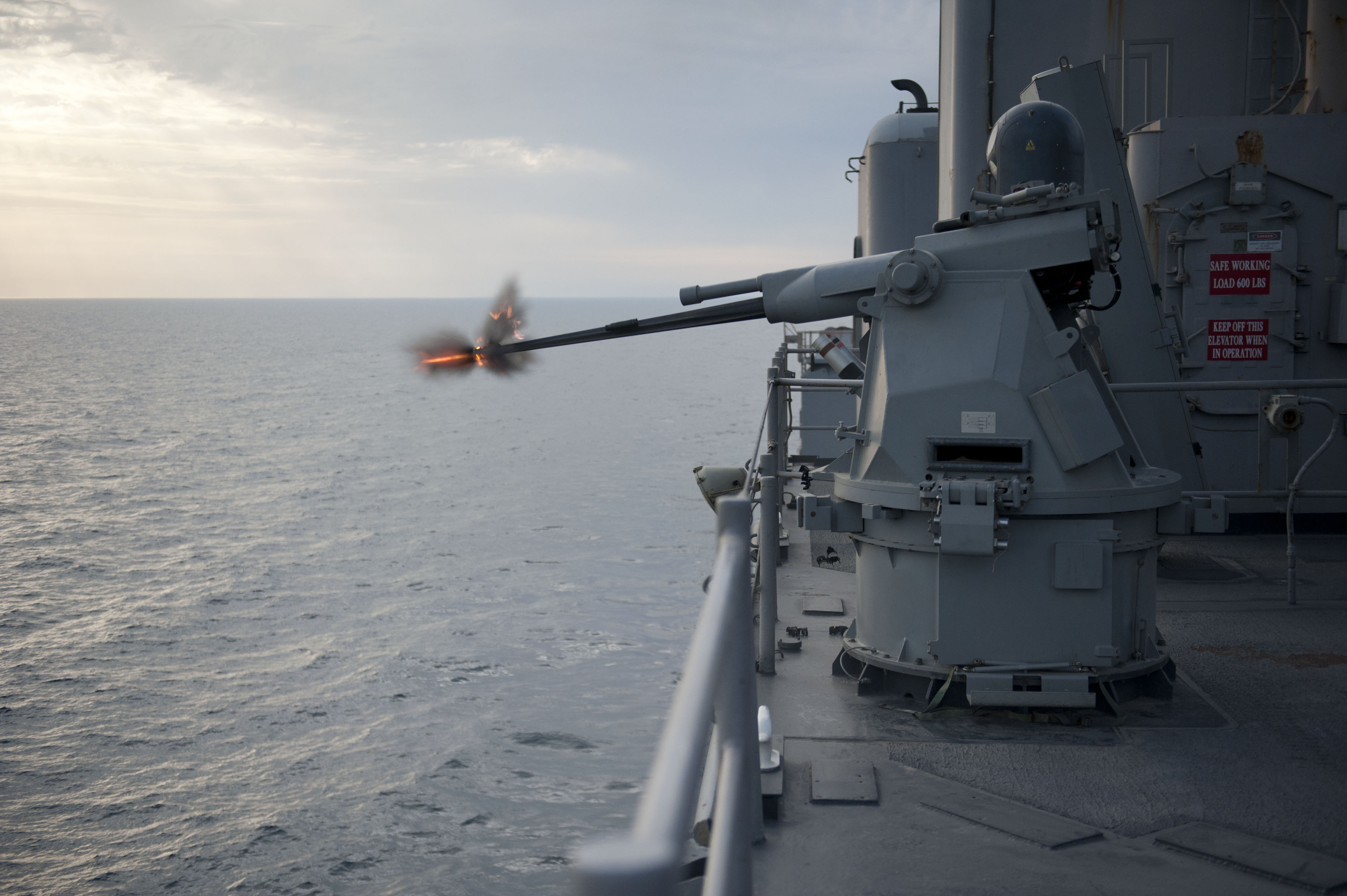 US_Navy_120127-N-KS651-510_An_MK38_MOD_2_25mm_machine_gun_system_aboard_the_amphibious_dock_landing_ship_USS_Pearl_Harbor_%28LSD_52%29_fires_rounds_dur.jpg