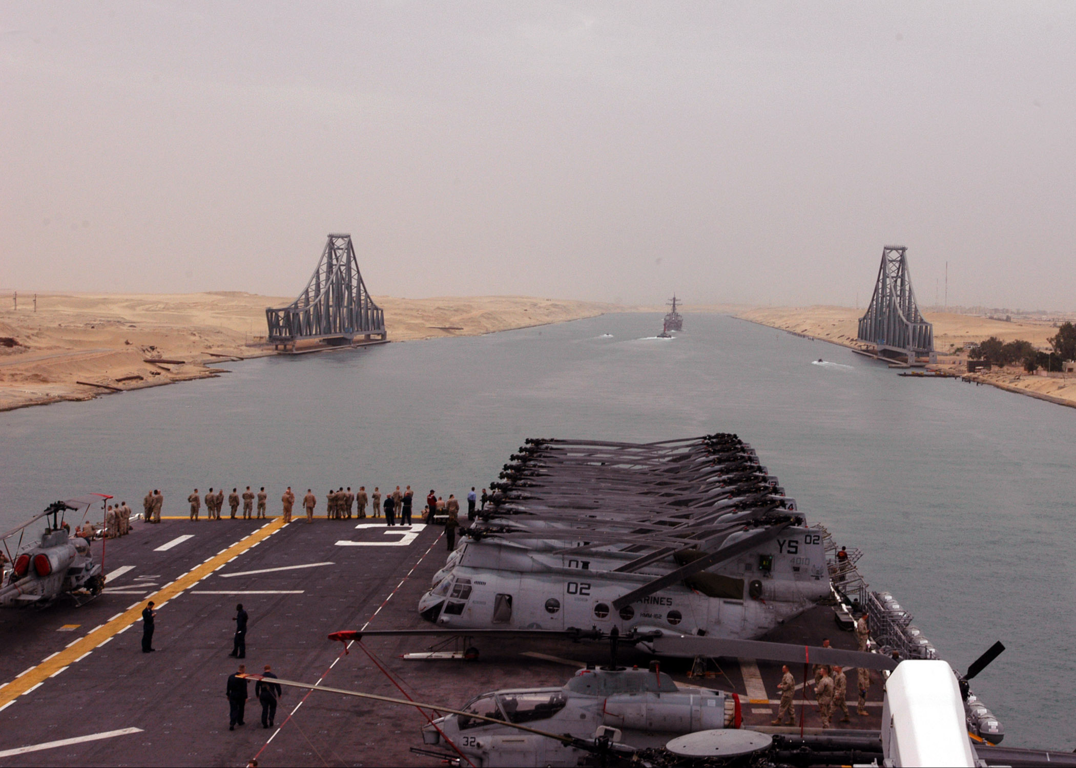 US_Navy_050422-N-3557N-016_The_amphibious_assault_ship%2C_USS_Kearsarge_%28LHD_3%29_transits_the_Suez_Canal_behind_the_guided_missile_destroyer_USS_Gonzalez_%28DDG_66%29.jpg