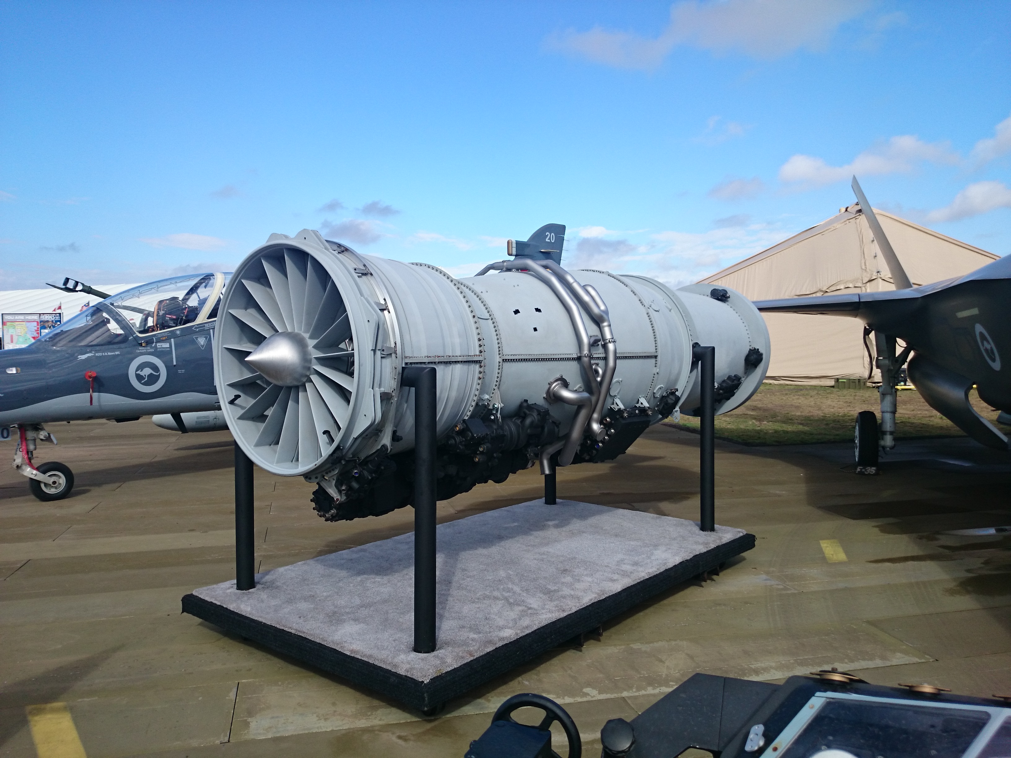 Pratt_%26_Whitney_F135-PW-100_engine_mock-up_on_display_at_the_2015_Australian_International_Airshow.jpg