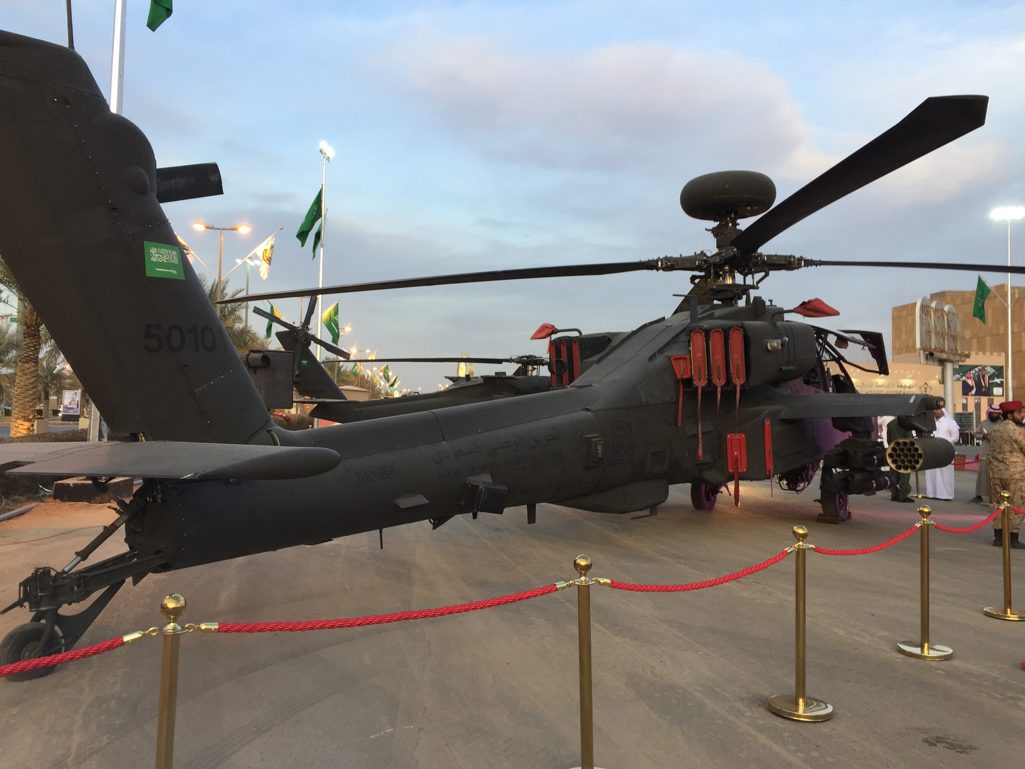 13-_Saudi_Arabian_National_Guard_AH-64_Apache_%28My_Trip_To_Al-Jenadriyah_32%29.jpg