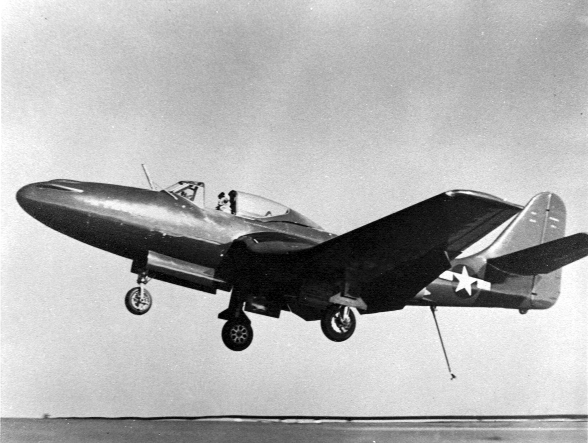 McDonnell_XFD-1_Phantom_landing_aboard_USS_Franklin_D._Roosevelt_%28CVB-42%29_on_21_July_1946_%28NNAM.1996.253.7239.003%29.jpg