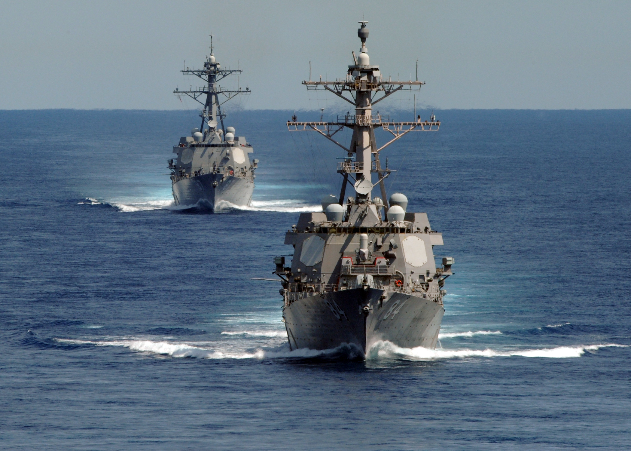 US_Navy_100905-N-0569K-102_USS_Bulkeley_%28DDG_84%29%2C_right%2C_and_USS_Mason_%28DDG_87%29_participate_in_a_strait_transit_exercise.jpg