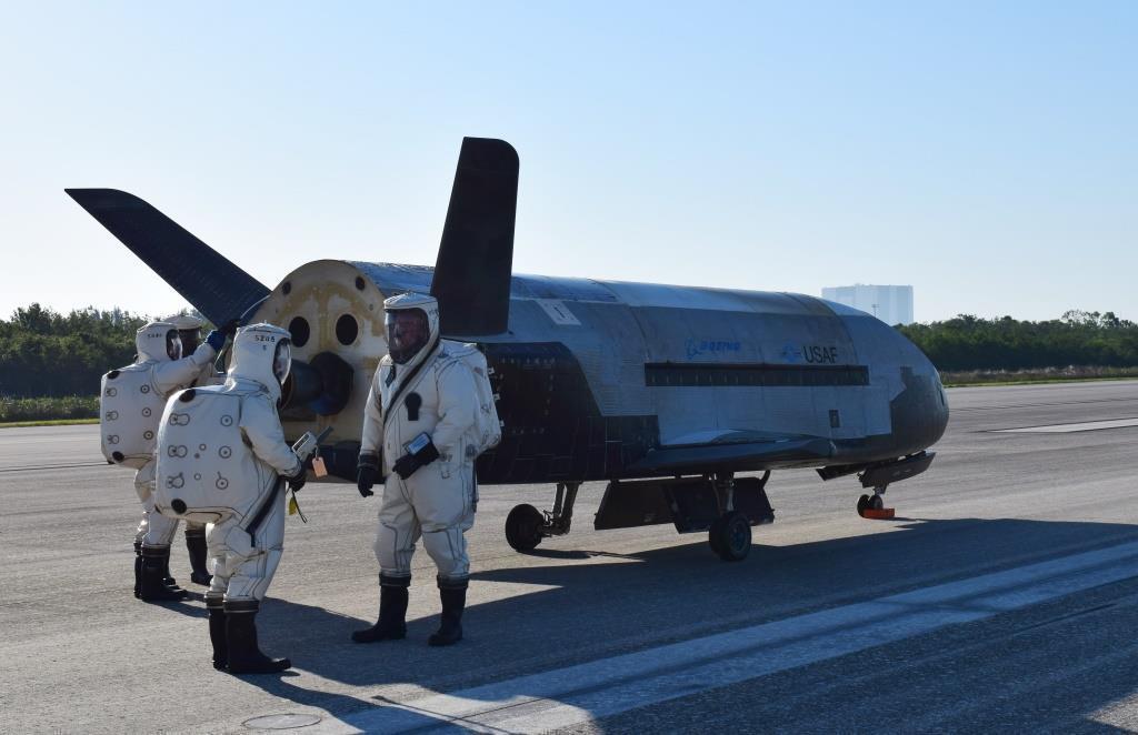 X-37B_OTV4_landed_at_Kennedy_Space_Center_%28170507-O-FH989-001%29.jpg