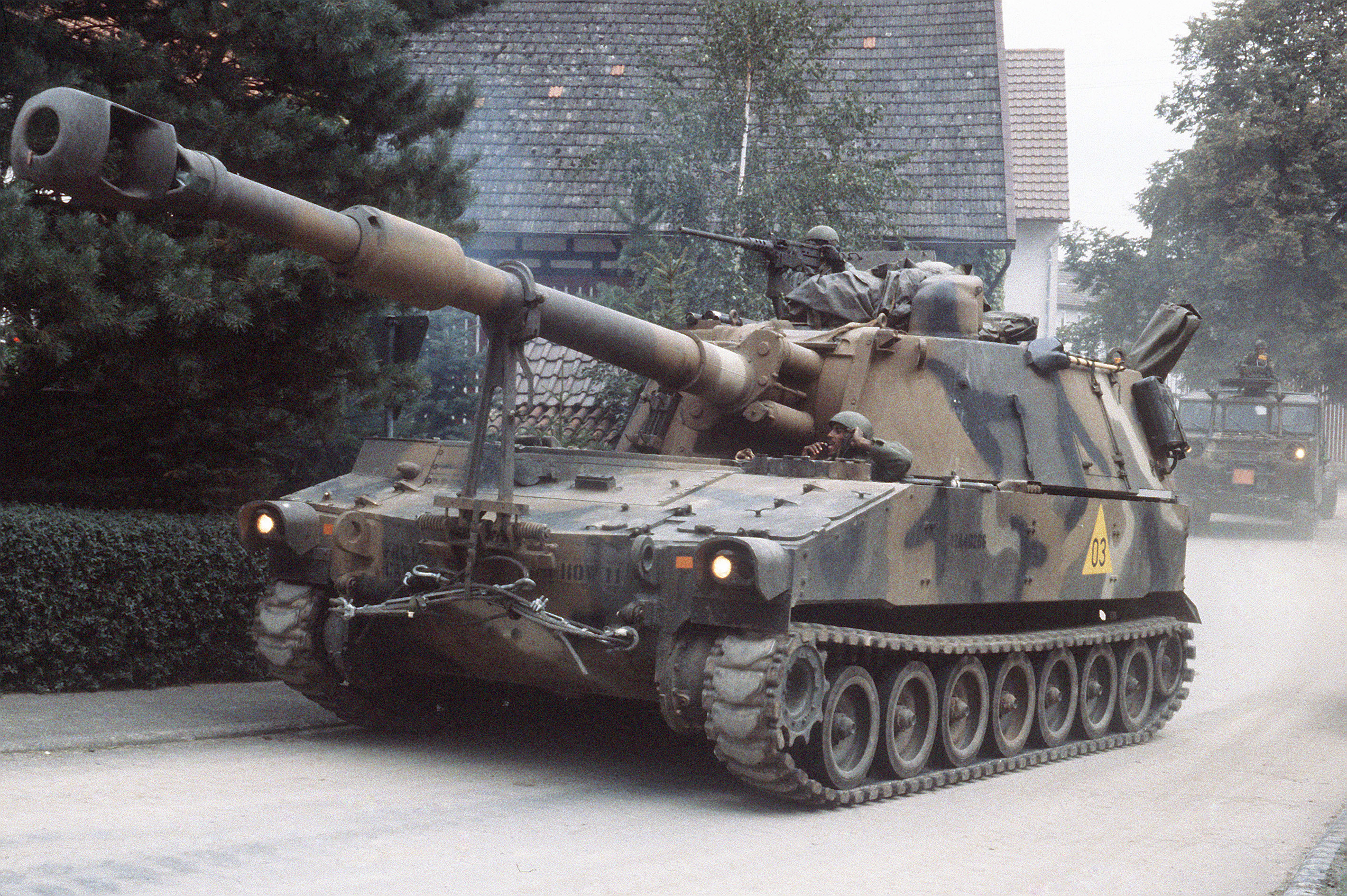 DF-ST-85-05063_An_M109A1_155_mm_self-propelled_Howitzer_passes_through_the_town_of_Schlitz-Willofs_during_Exercise_REFORGER_%2783.jpeg