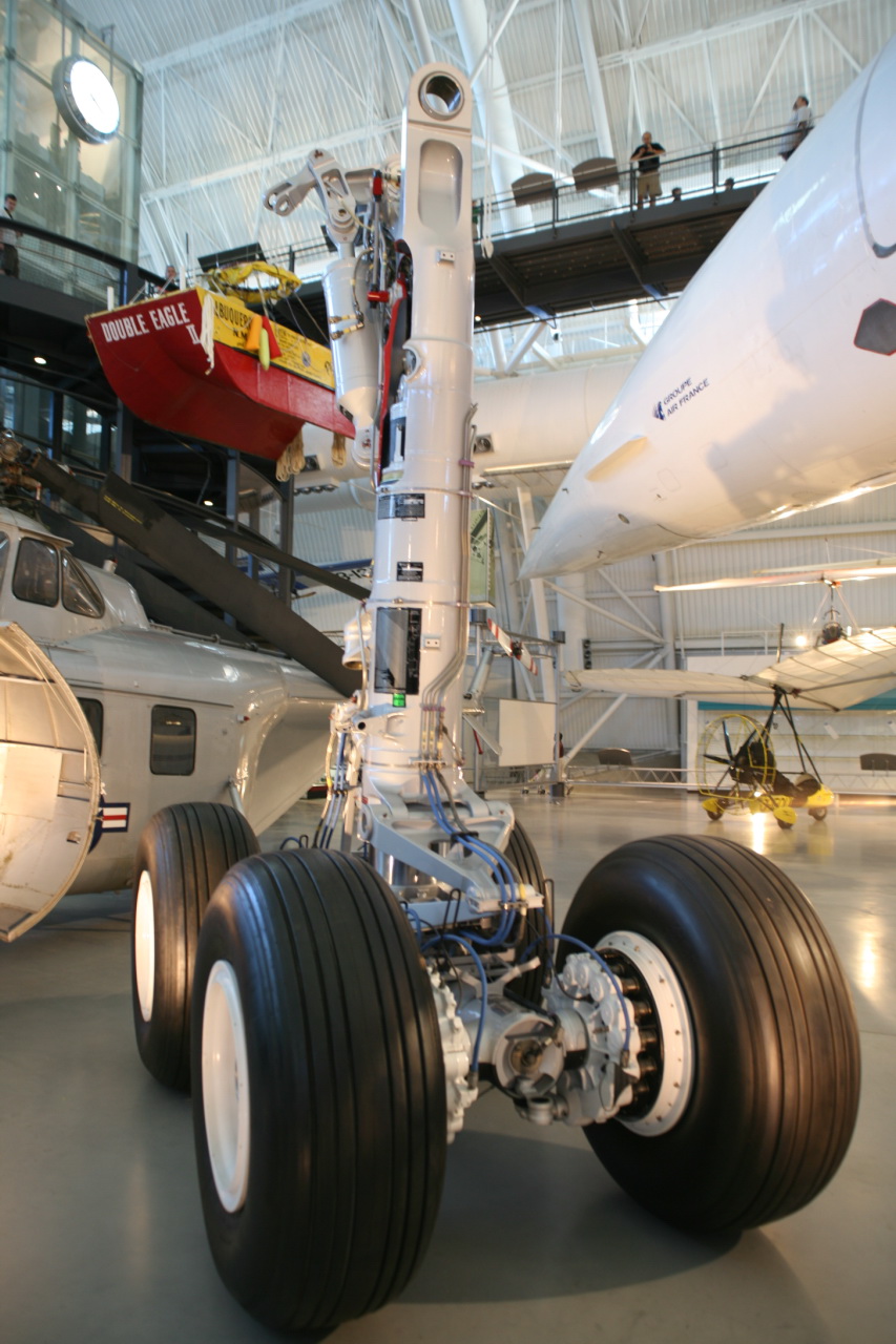 Main_landing_gear_of_Airbus_A330_and_A340.jpg