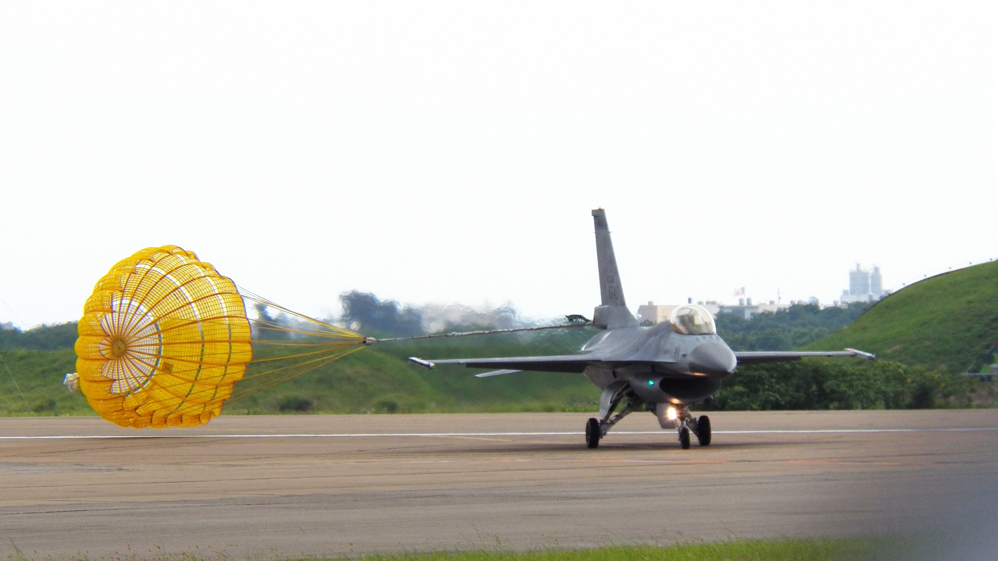 ROCAF_F-16A_6640_Landing_Down_Opened_Drogue_parachute_20120602.jpg