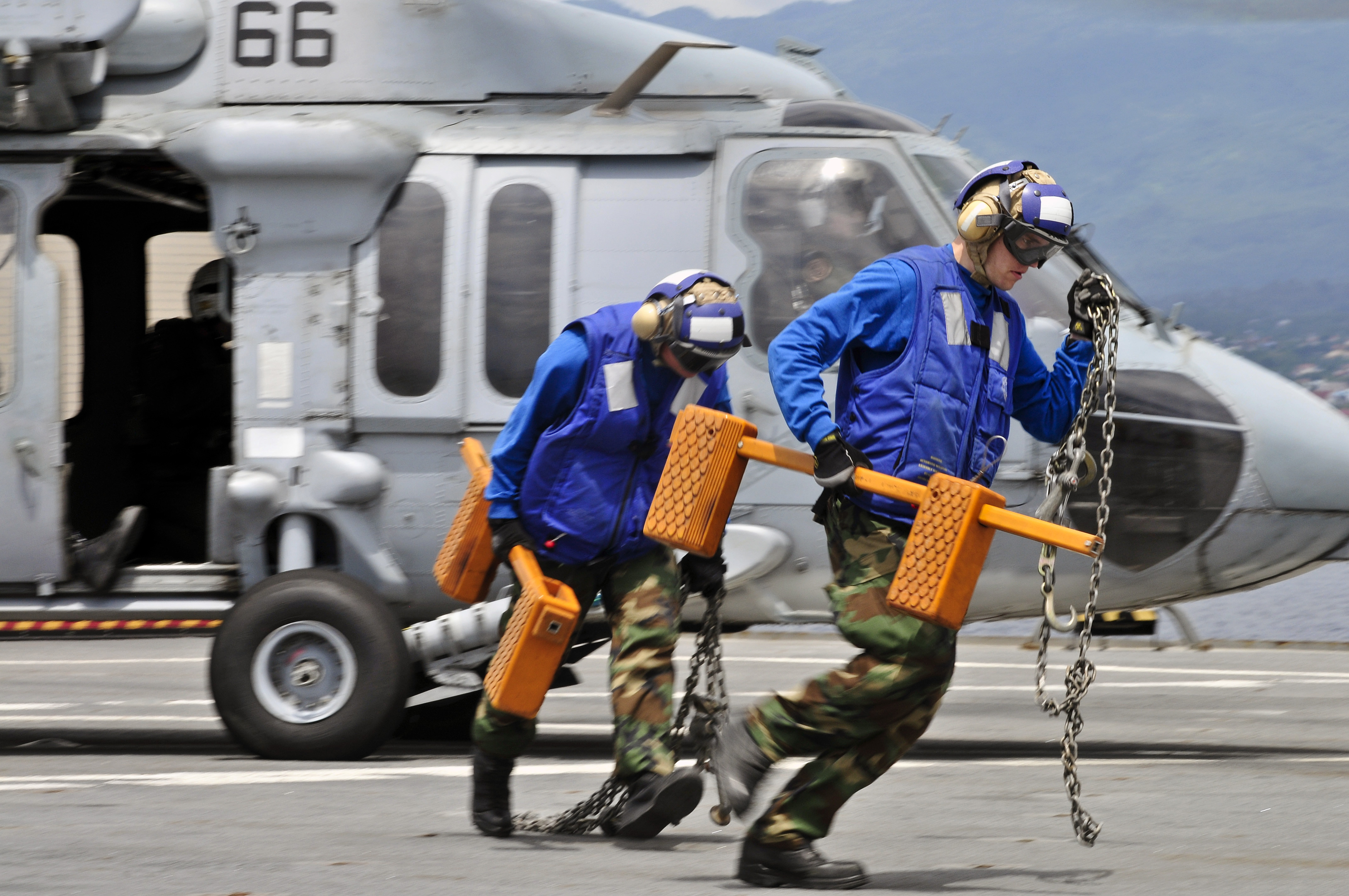 Flickr_-_Official_U.S._Navy_Imagery_-_Sailors_remove_the_chocks_and_chains_from_a_helicopter..jpg