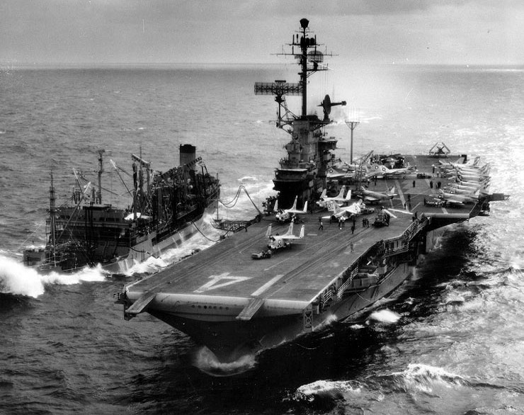 USS_Ticonderoga_%28CVA-14%29_refueling_from_USS_Ashtabula_%28AO-51%29_off_Vietnam_c1966.jpg