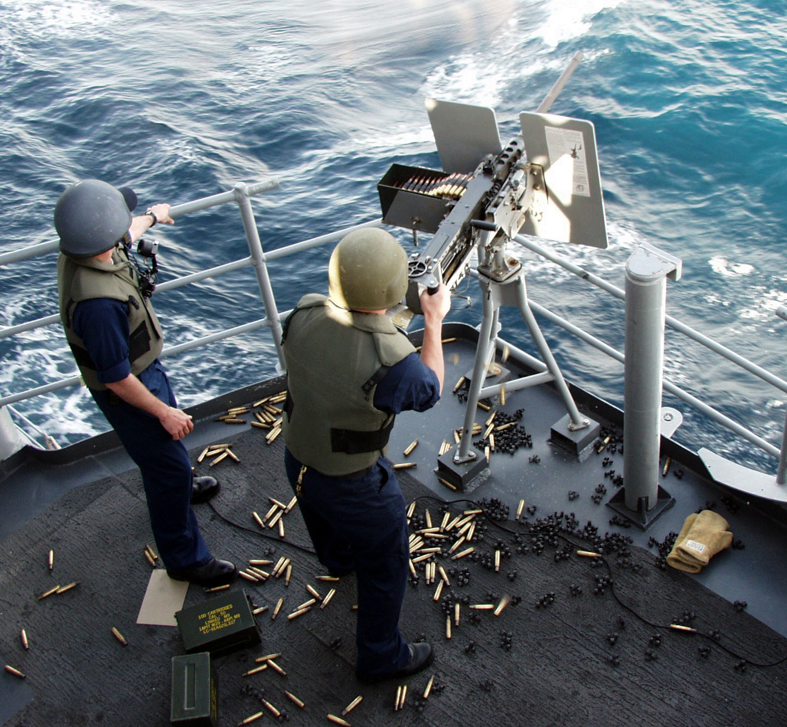 US_Navy_020704-N-0156B-002_Gunner's_Mates_aboard_the_destroyer_USS_Fife_(DD_991).jpg