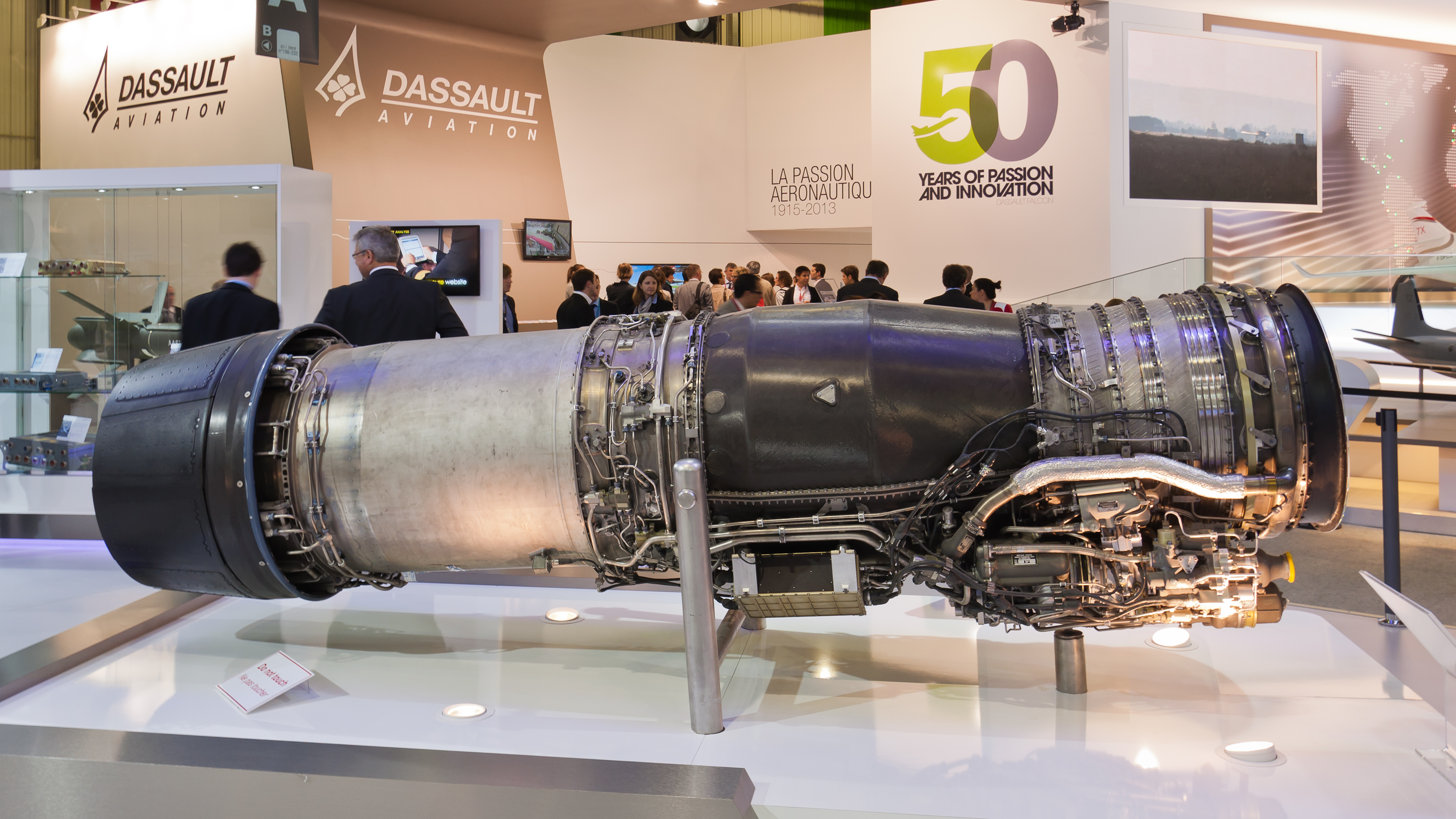 Snecma_M88-4E_afterburning_turbofan_engine_for_Dassault_Rafale_PAS_2013_01.jpg