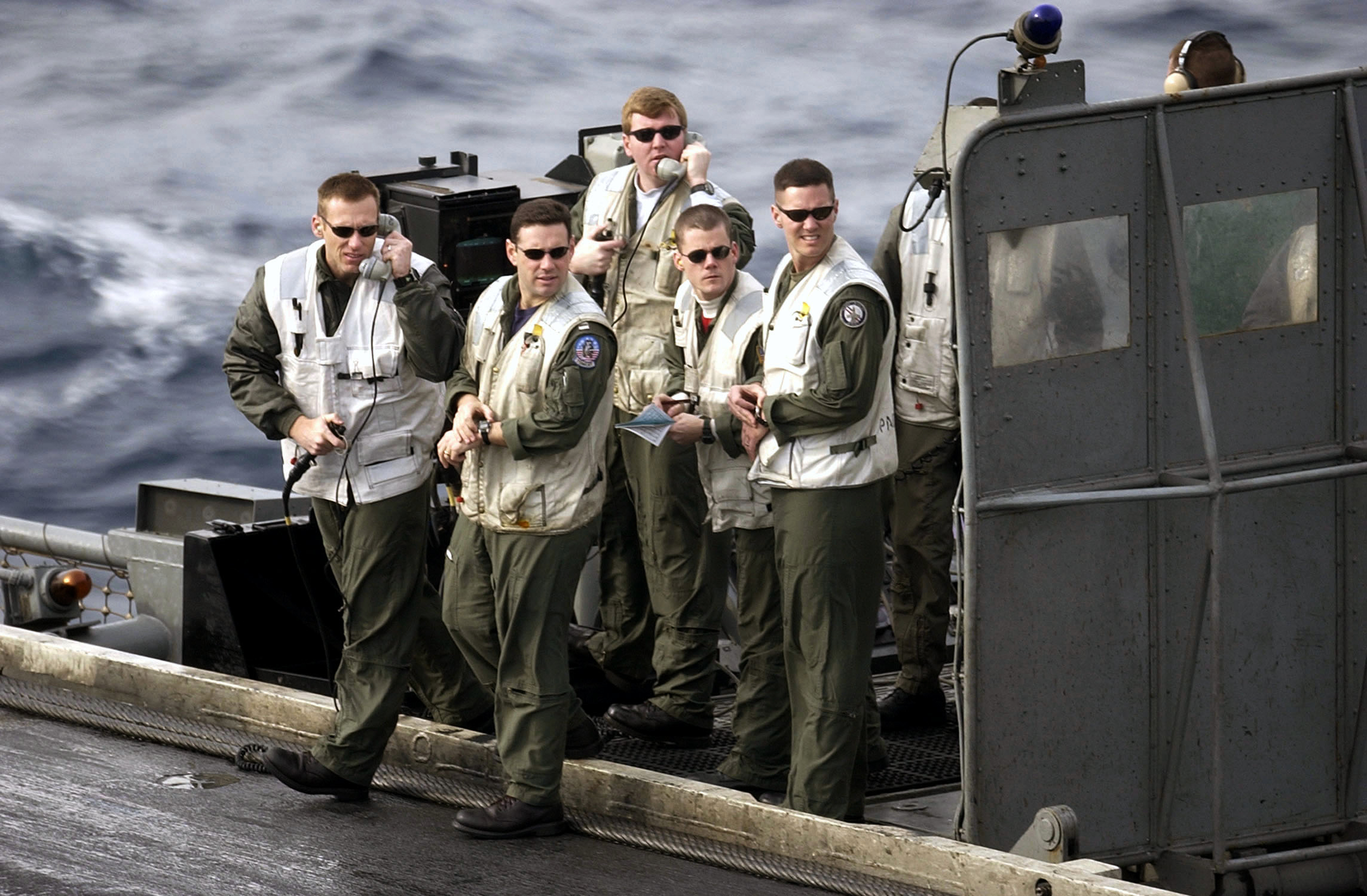 US_Navy_030212-N-4308O-066_Landing_Signal_Officers_evaluate_the_landing_of_an_aircraft_aboard_the_USS_Harry_S._Truman_%28CVN_75%29.jpg
