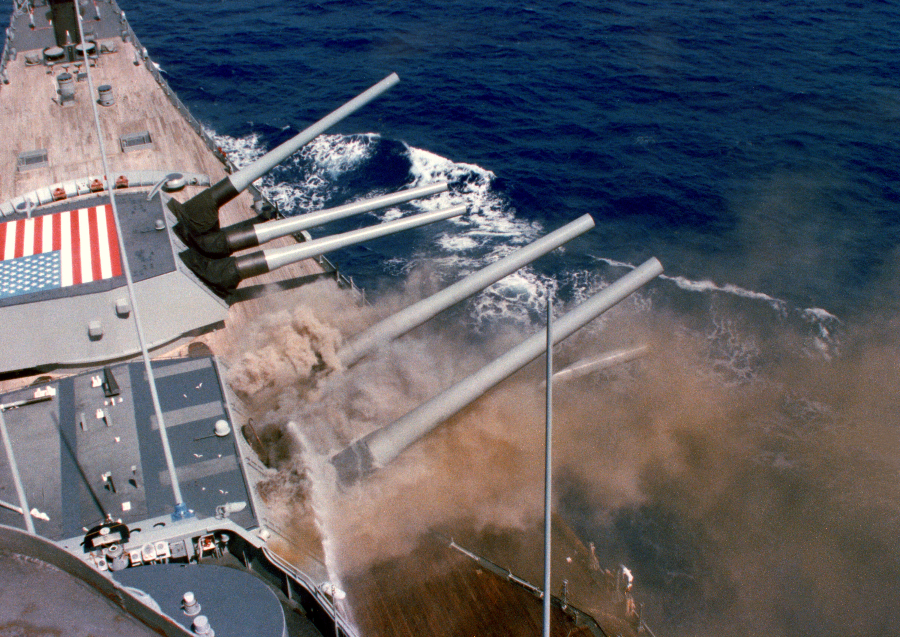USS_Iowa_BB61_Iowa_Explosion_1989.jpg